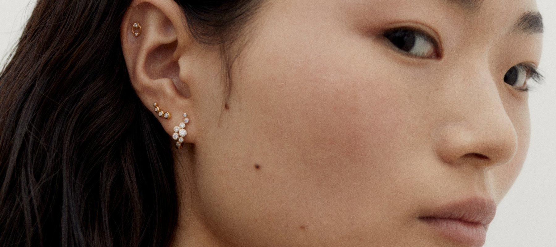 oerestikker-i-14karat-guld-med-diamanter-helix-piercing-og-lobe-piercing