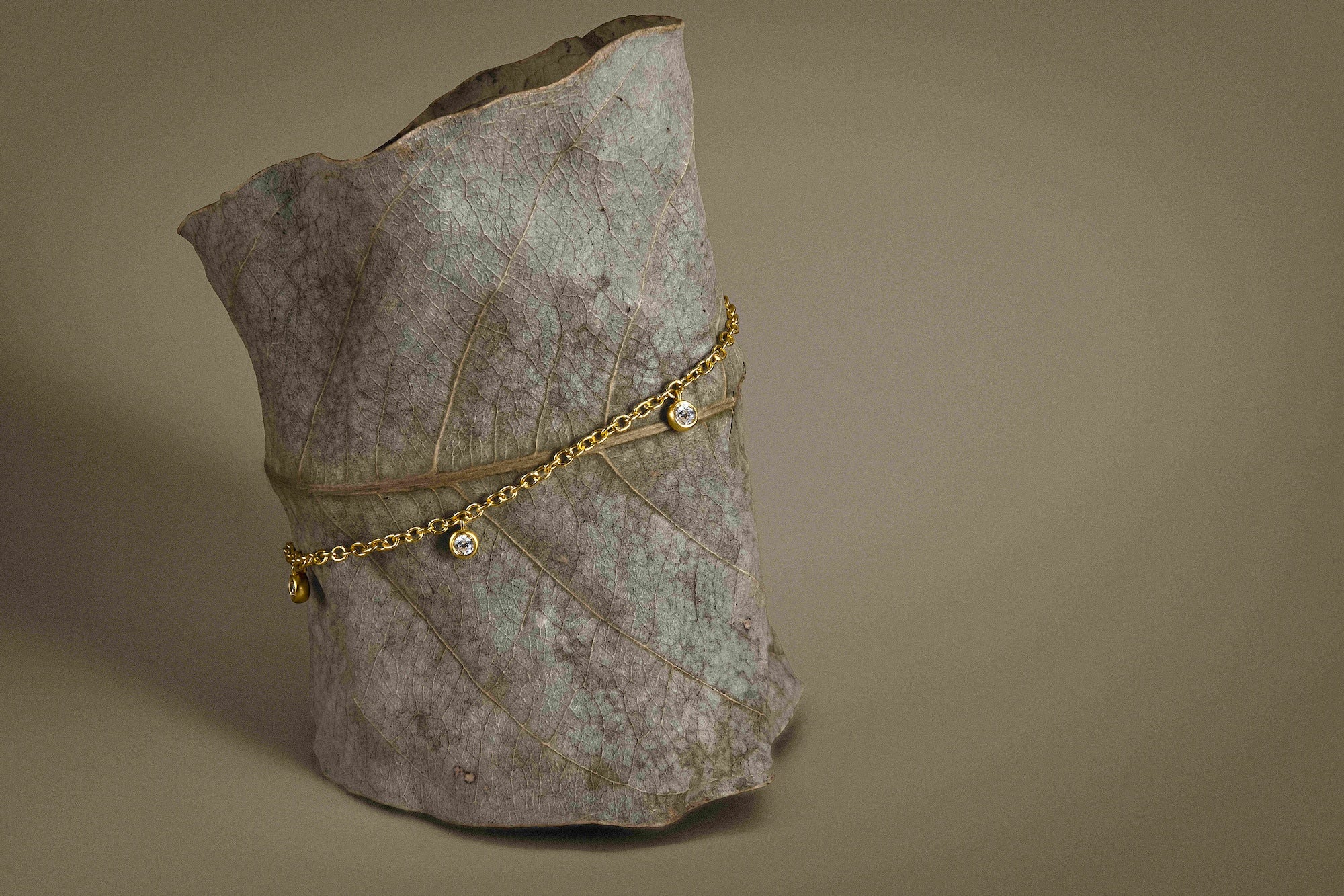 Julie sandlau grace armbånd forgyldt med hvide zirkoner