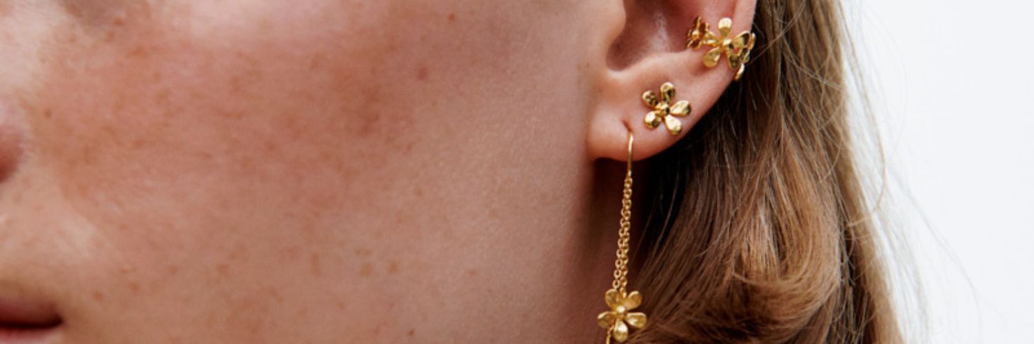 forgyldte-oereringe-med-farvede-krystaller