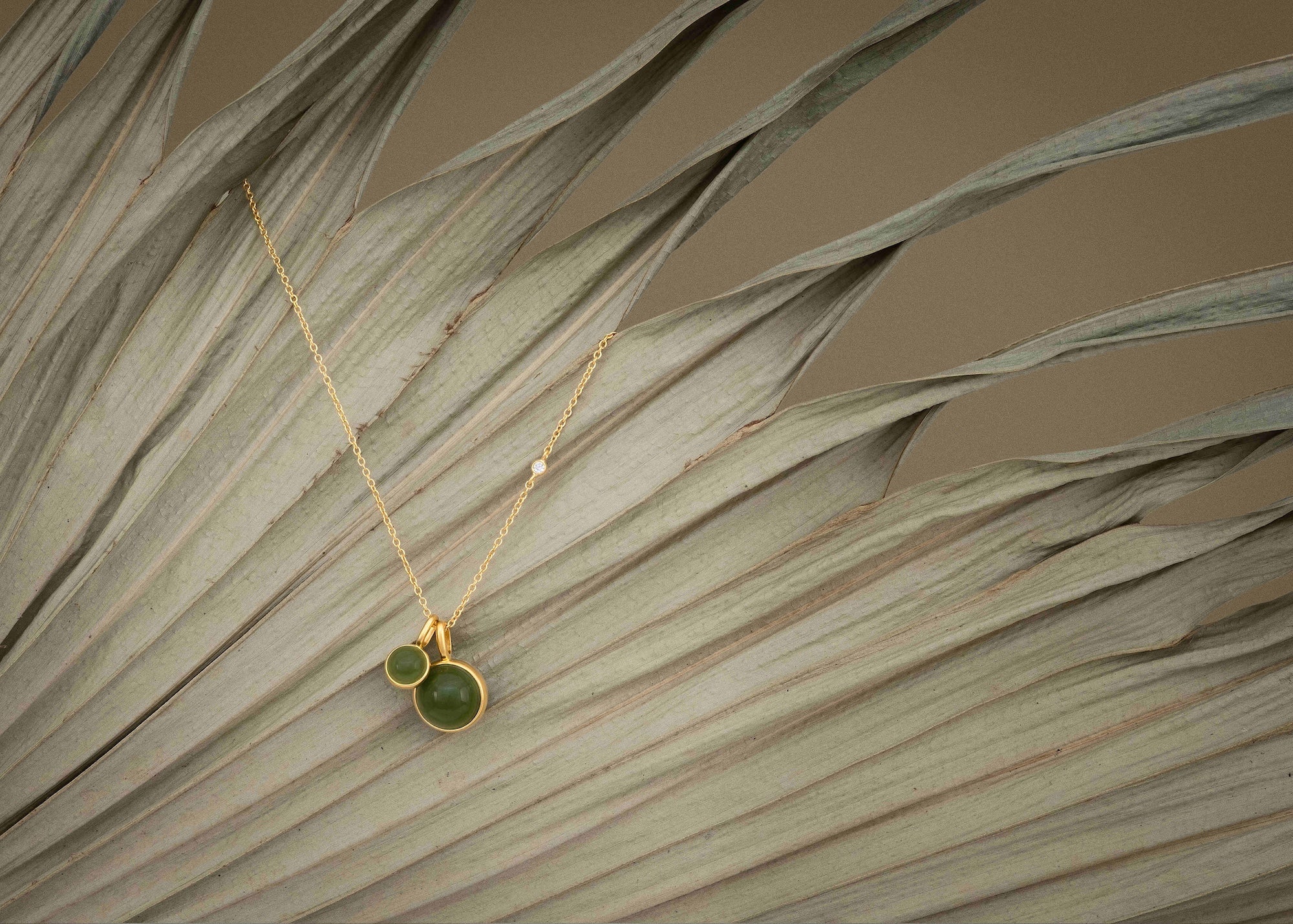 julie sandlau fina halskæde med prime vedhæng i grøn