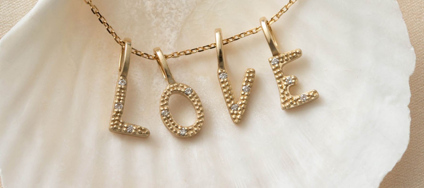 halskæde med bogstaver i guld og diamanter