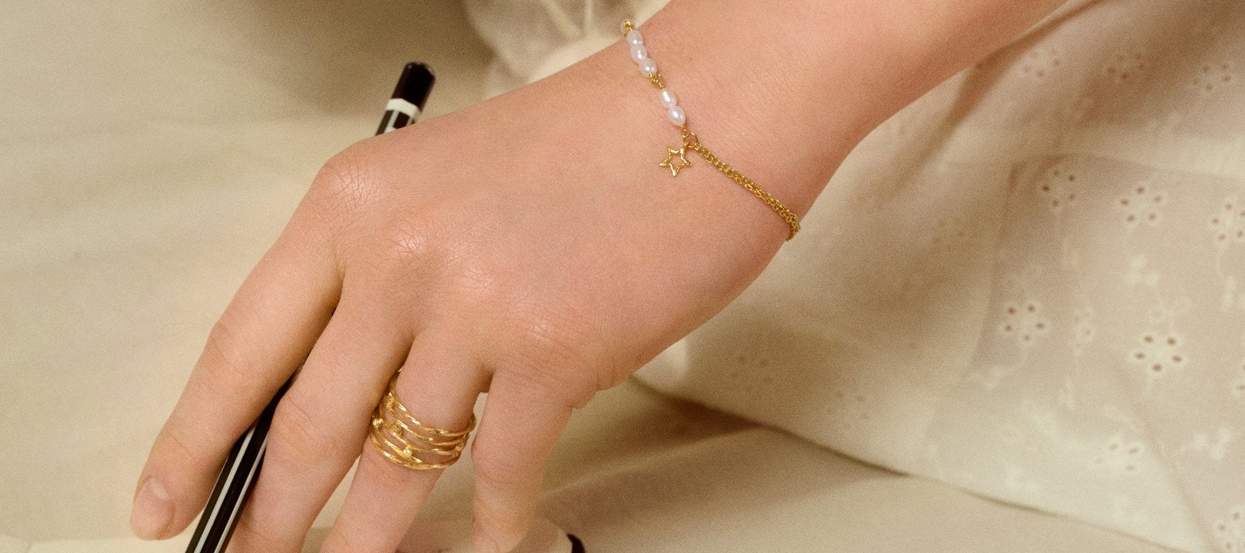 maanesten armbånd i guld