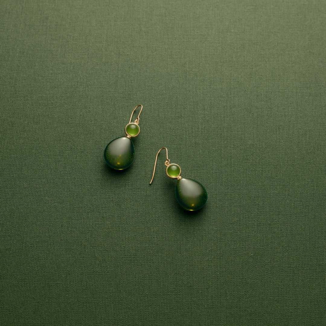 Prime drop øreringe med moss green og oliven krystal - forgyldt