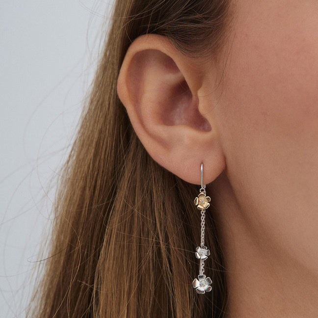 Mads Z Øreringe Fleur ørehænger med 0,025 carat - 14 karat hvidguld 2101109