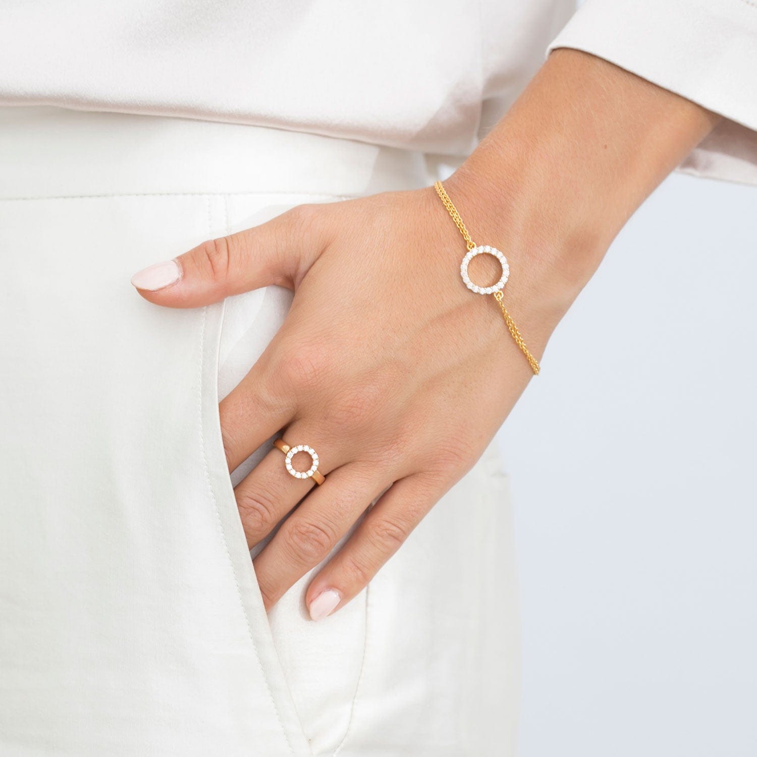 Biella grande armbånd med hvide zirkoner - forgyldt