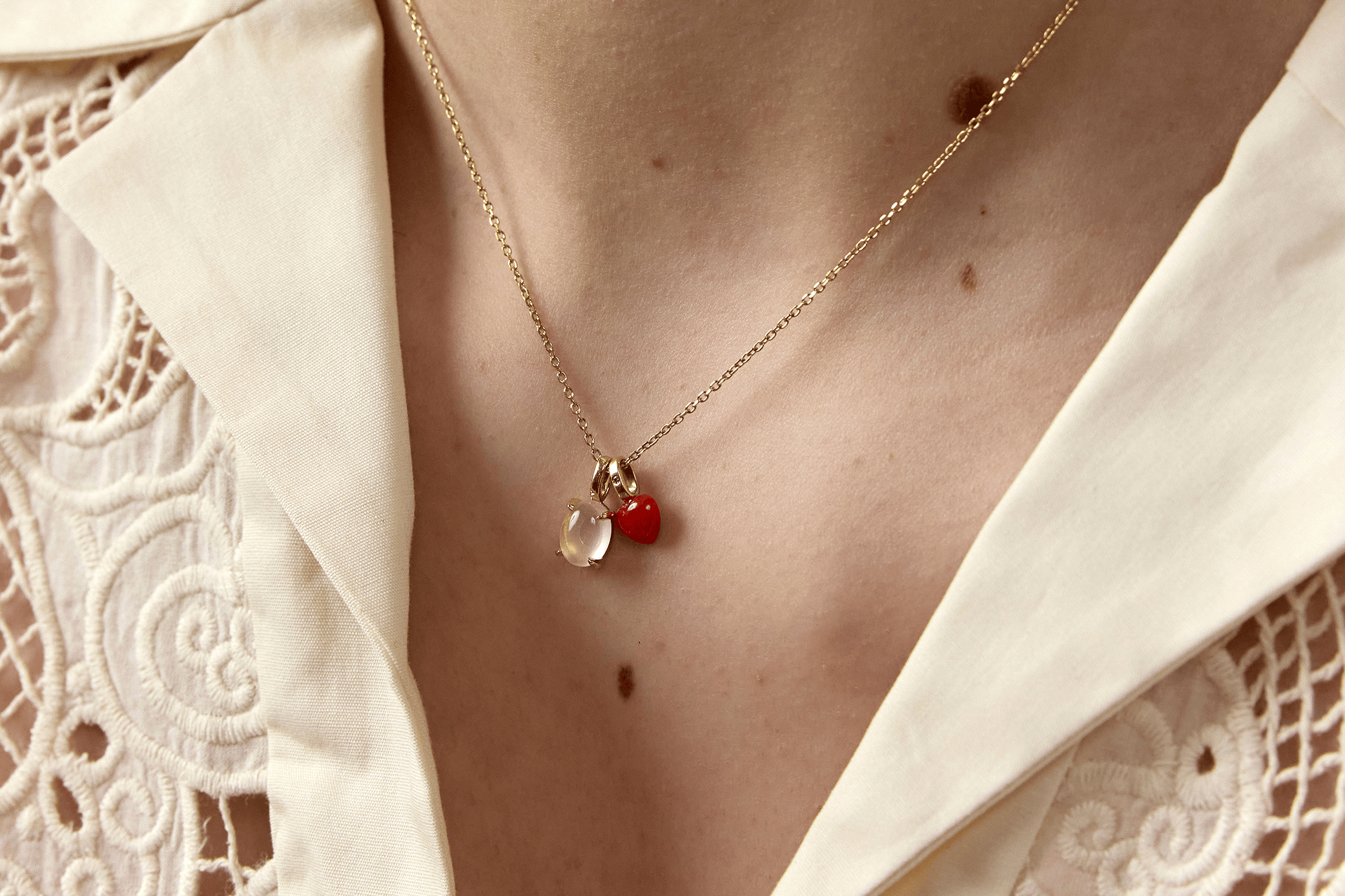 vedhæng med fødselssten