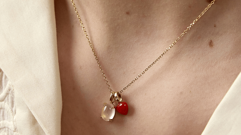 vedhæng med fødselssten