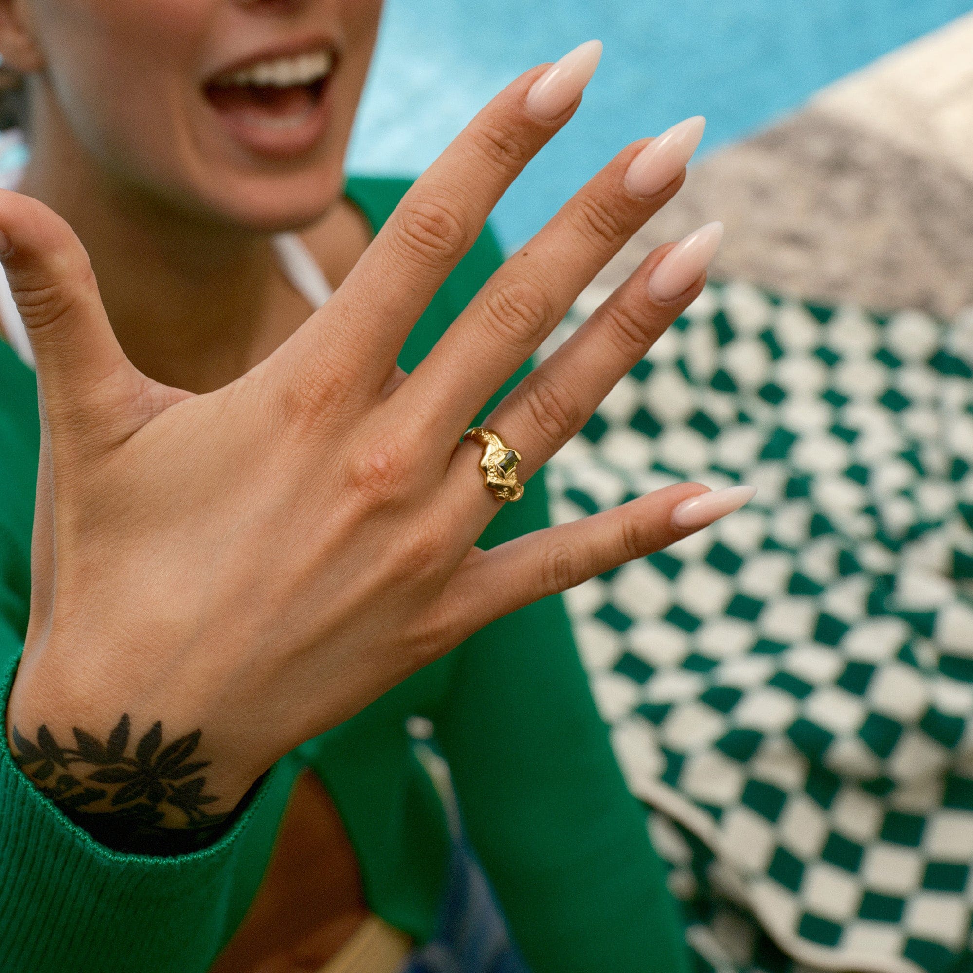 Camille Brinch Ringe Mellem Contrast Ring med grøn sten - forgyldt