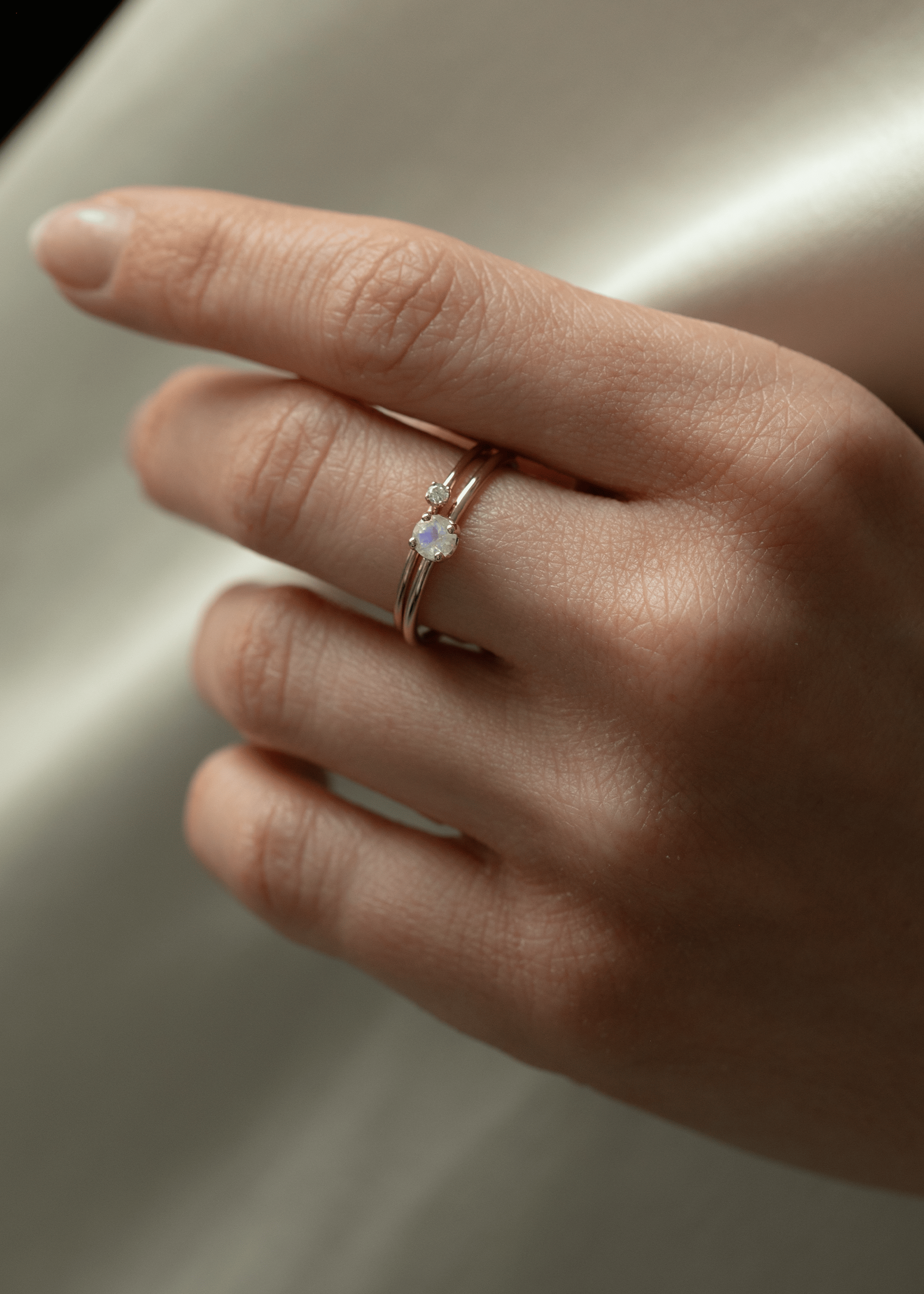 Carré Iris ring med regnbue månesten - 10 karat