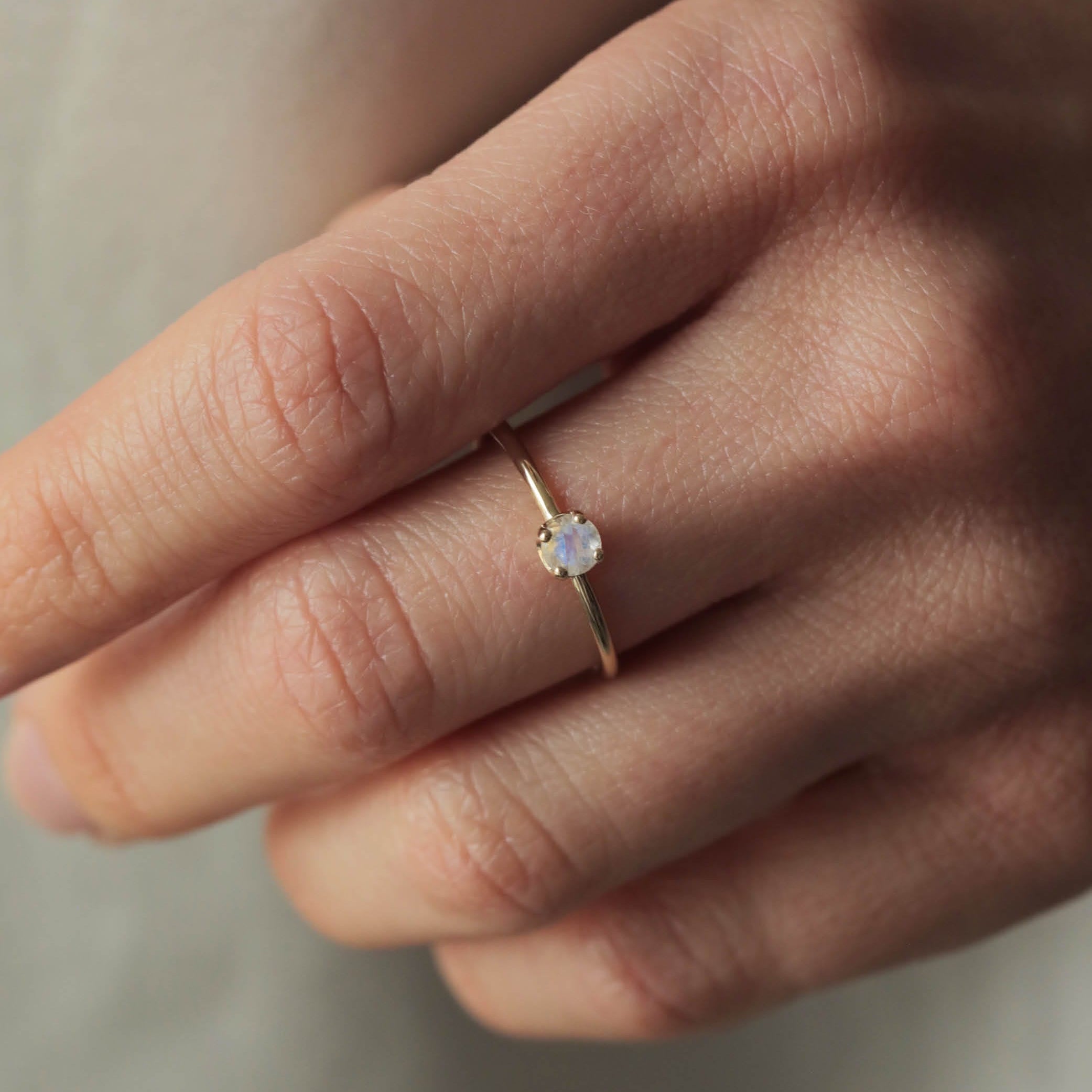 Carré Iris ring med regnbue månesten - 10 karat