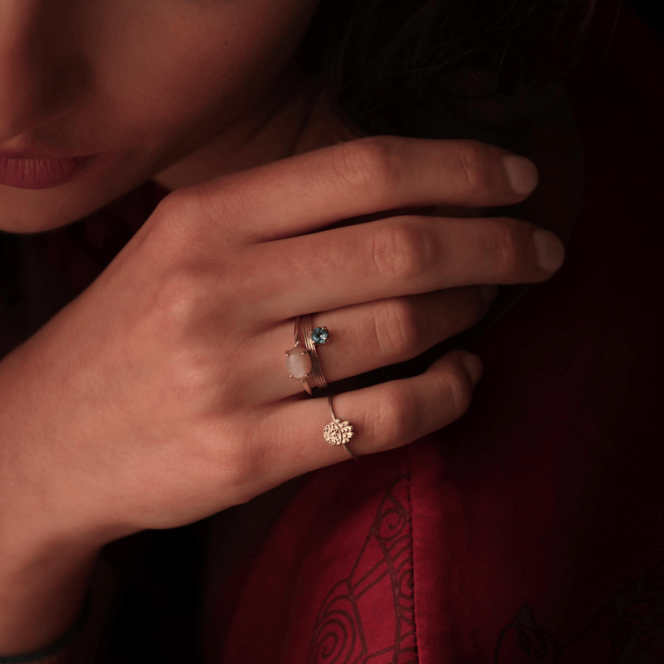 Carré Tournure ring med sand månesten - 10 karat