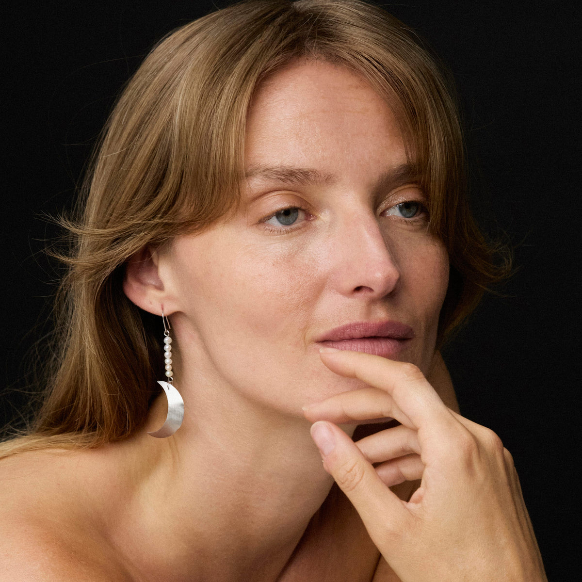 Jane Kønig Øreringe Half Moon 2.0 perle ørering - sølvbelagt stål