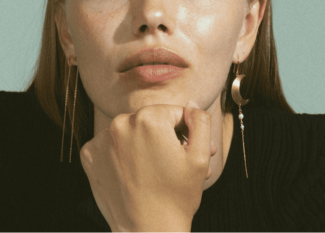 Jane Kønig Øreringe Half Moon ørering med perle kæde - forgyldt