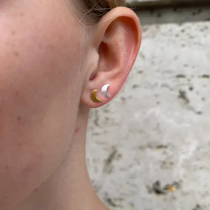 Jane Kønig Øreringe Small Half Moon ørestik - sølv