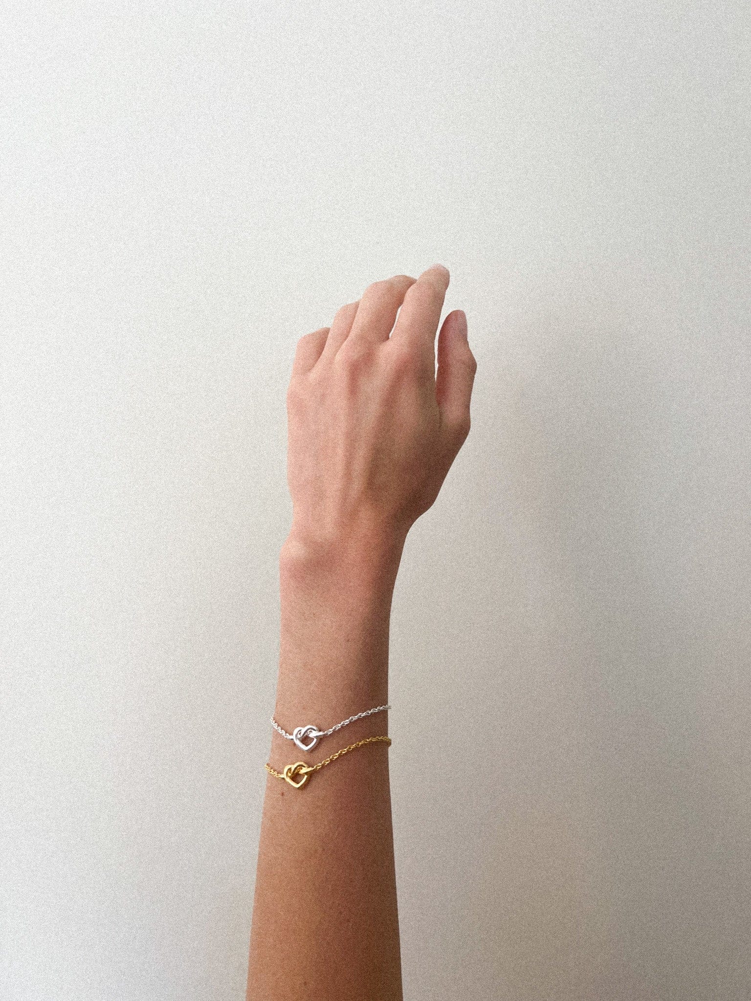 Jane Kønig Armbånd Tied heart armbånd - Forgyldt THB-AW25-G