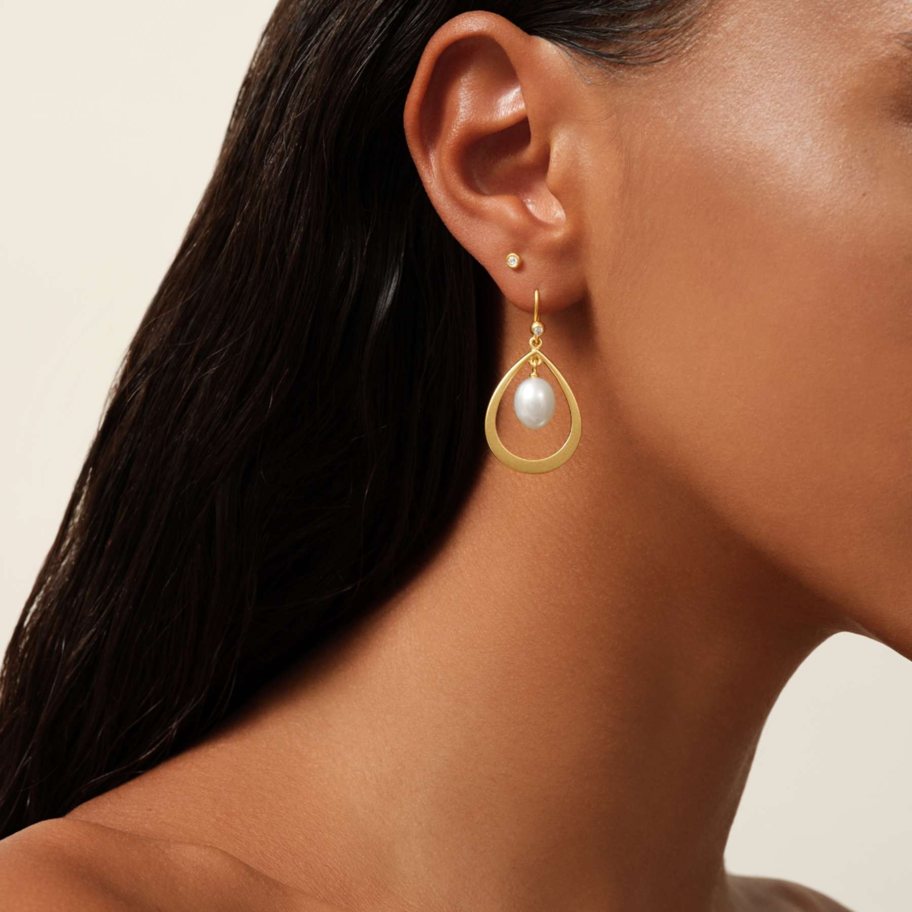 Julie Sandlau Afrodite Droplet perleøreringe med zirkon- forgyldt SDM84GDWHPLCZ