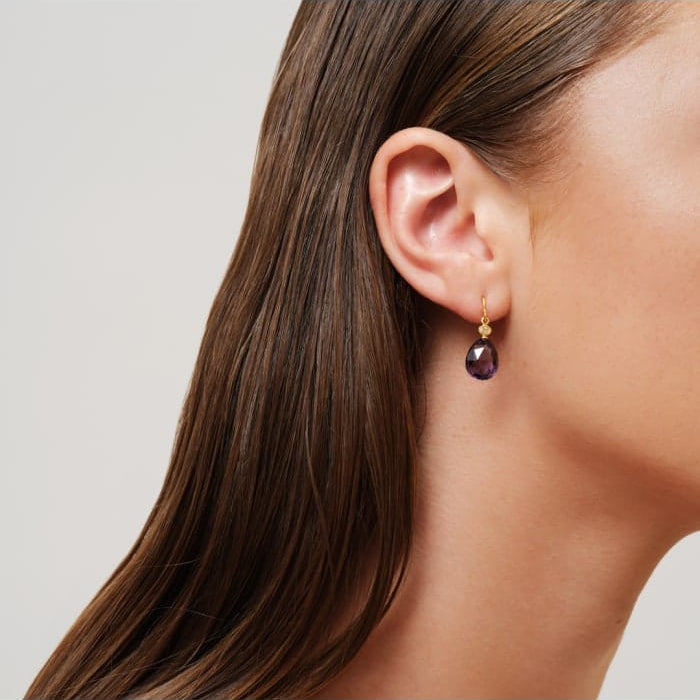 Julie Sandlau Ofelia øreringe med sort sten - forgyldt HKS780GDSMCRCZ