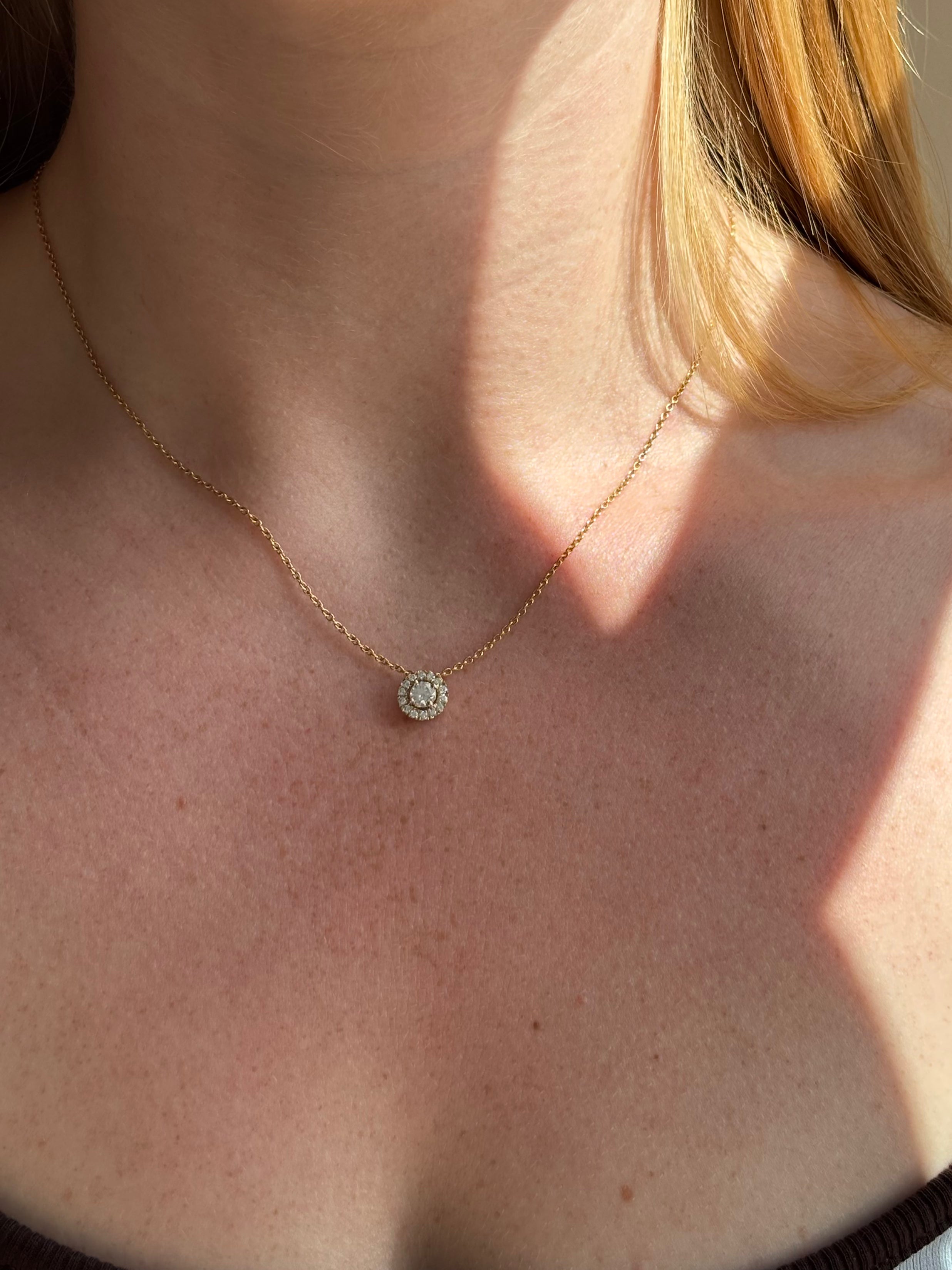 jwlry essentials Halskæder Stor rosette vedhæng 0,50 ct labgrown diamanter - 14 karat guld 01-531011