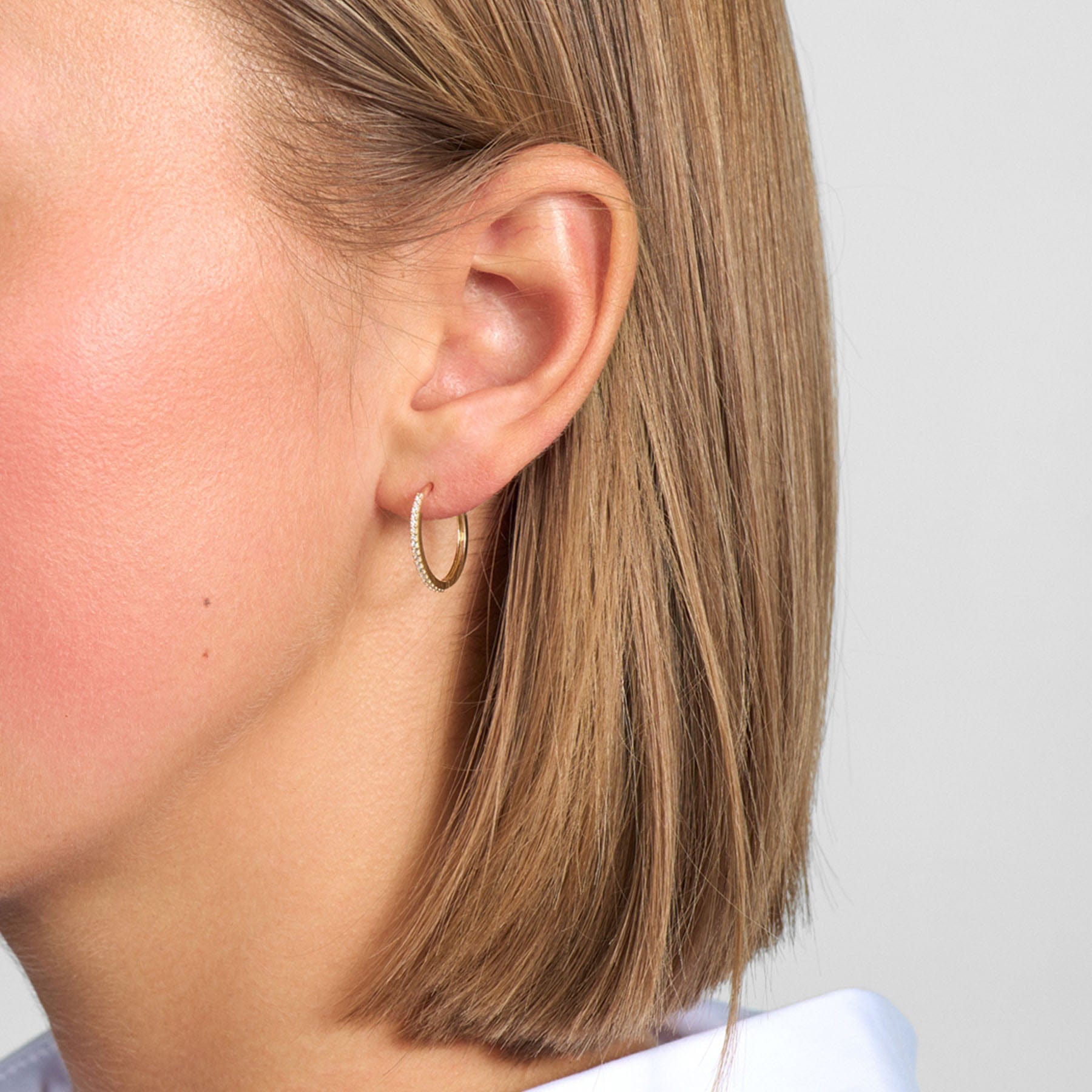 Mads Z Øreringe Sparkle hoops large med zirkon - 8 Karat 3317166