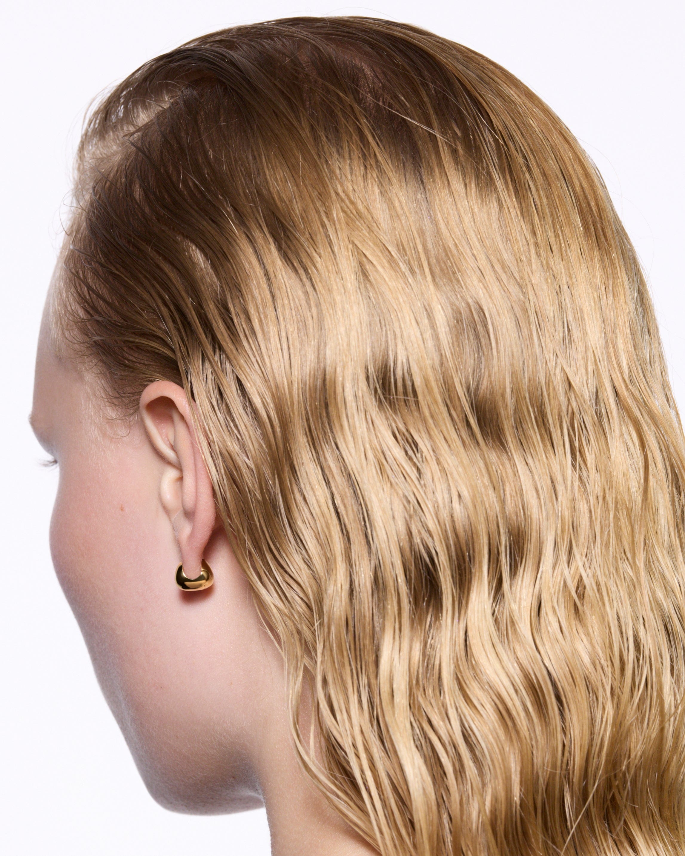 Maria Black Øreringe Flynn huggie ørering - forgyldt