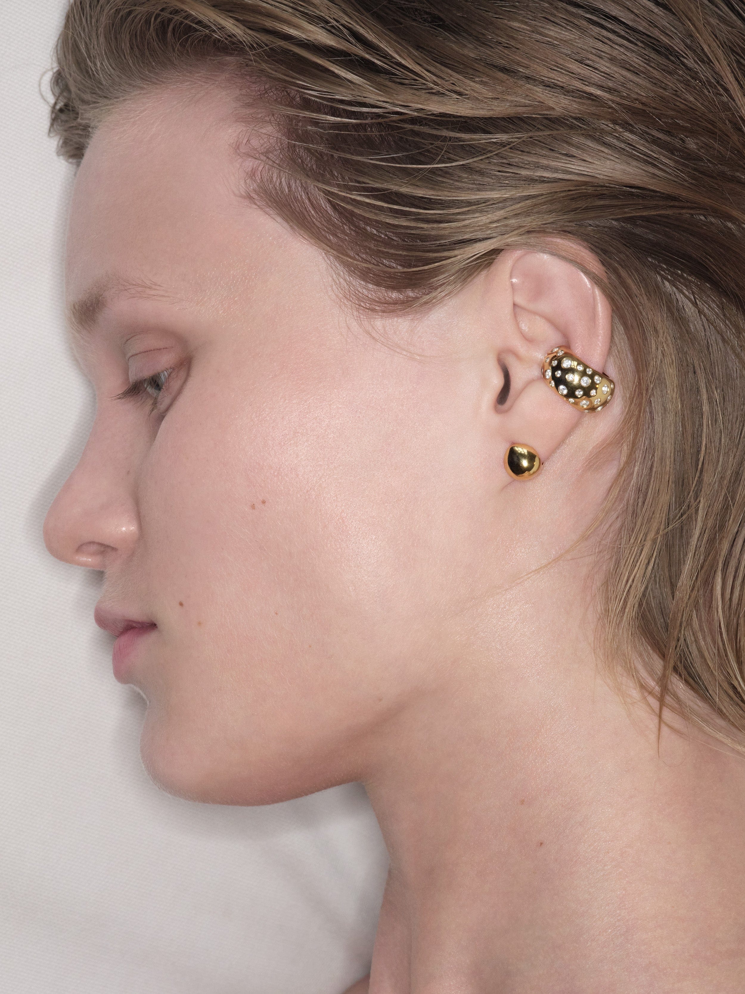 Maria Black Øreringe Flynn huggie ørering - forgyldt
