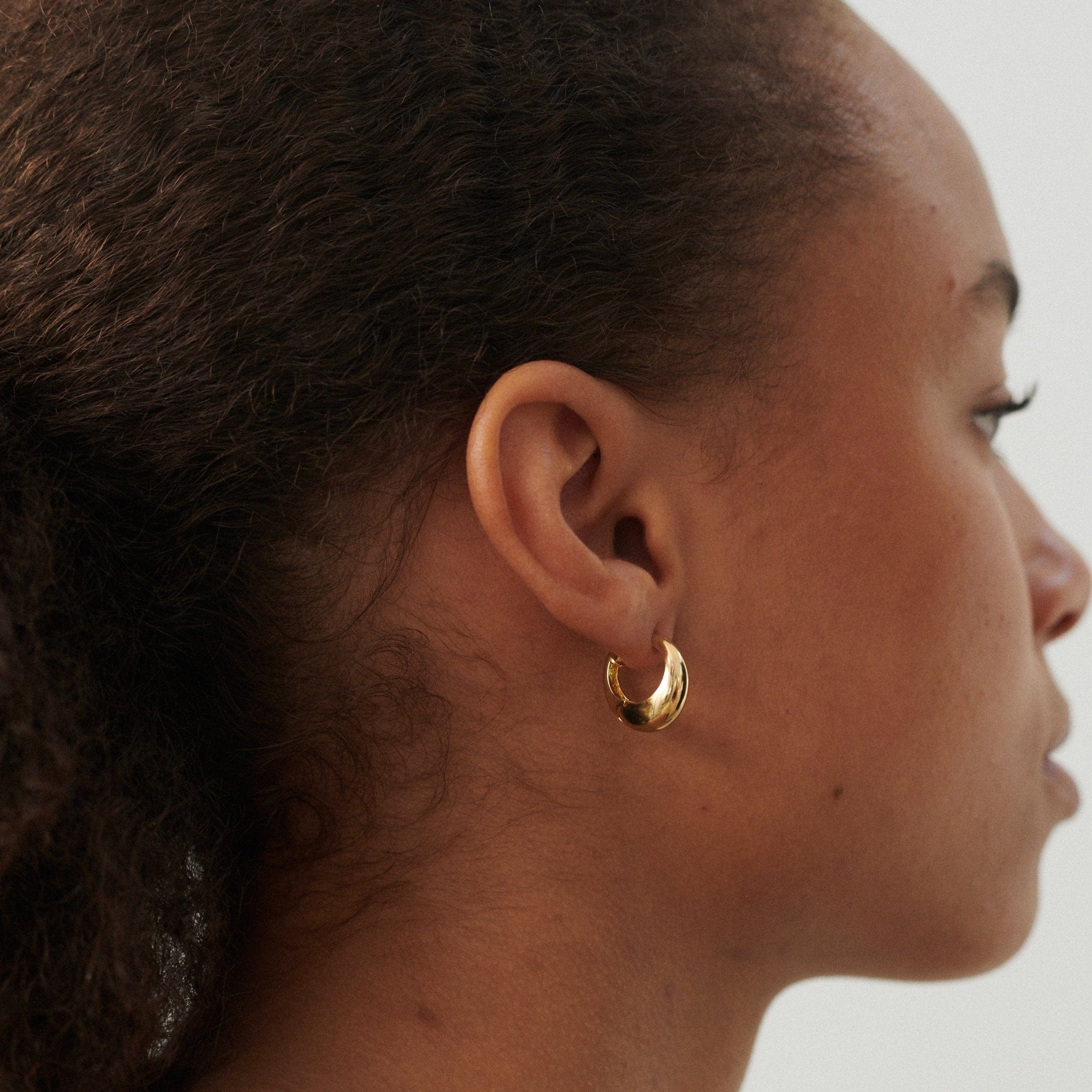 Pernille Corydon Øreringe Mini Globe huggies - forgyldt e-405-gp