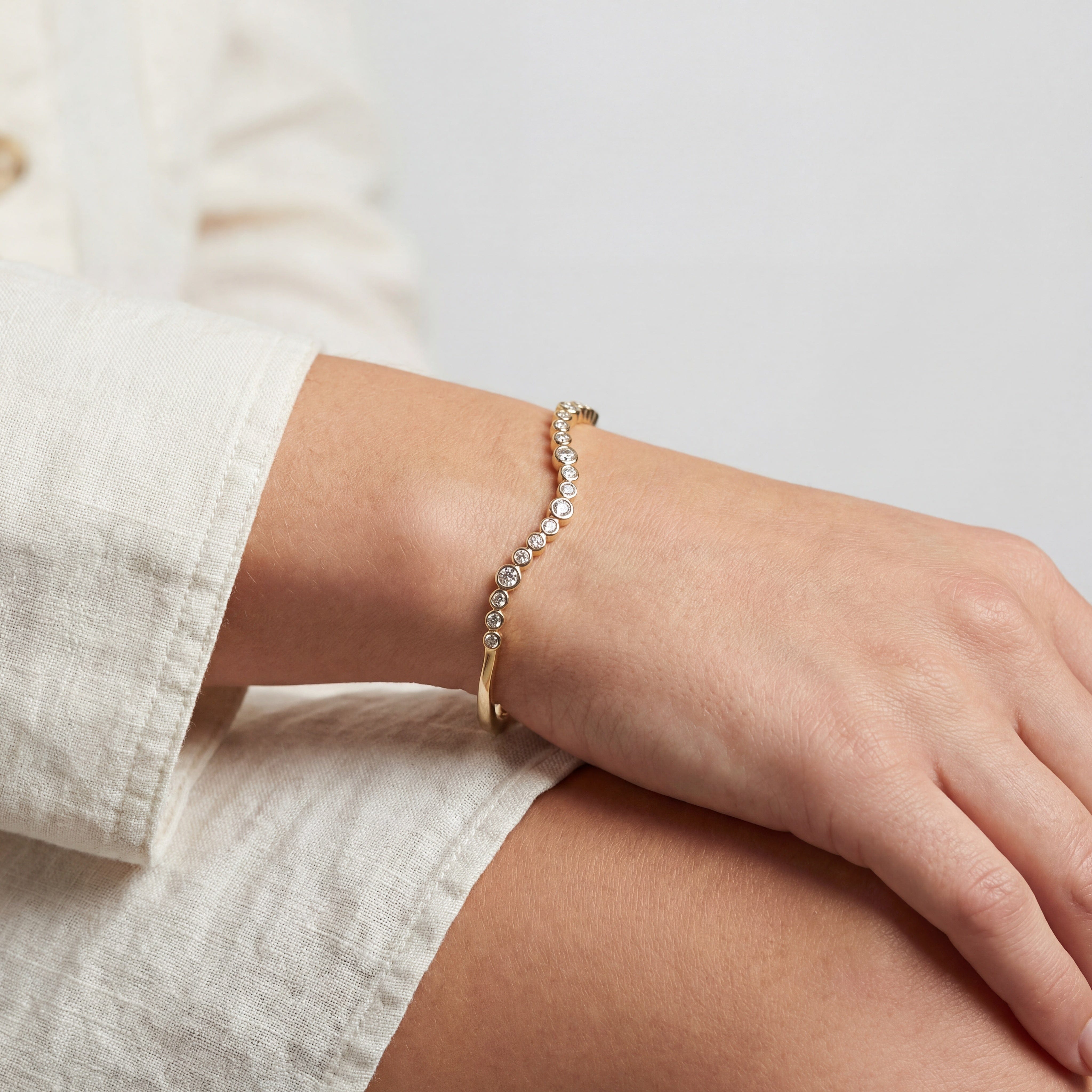 Sif Jakobs Bangles SARDINIEN WAVE BANGLE armbånd med hvide zirkoner - FORGYLDT SJ-BG2631-CZ-YG