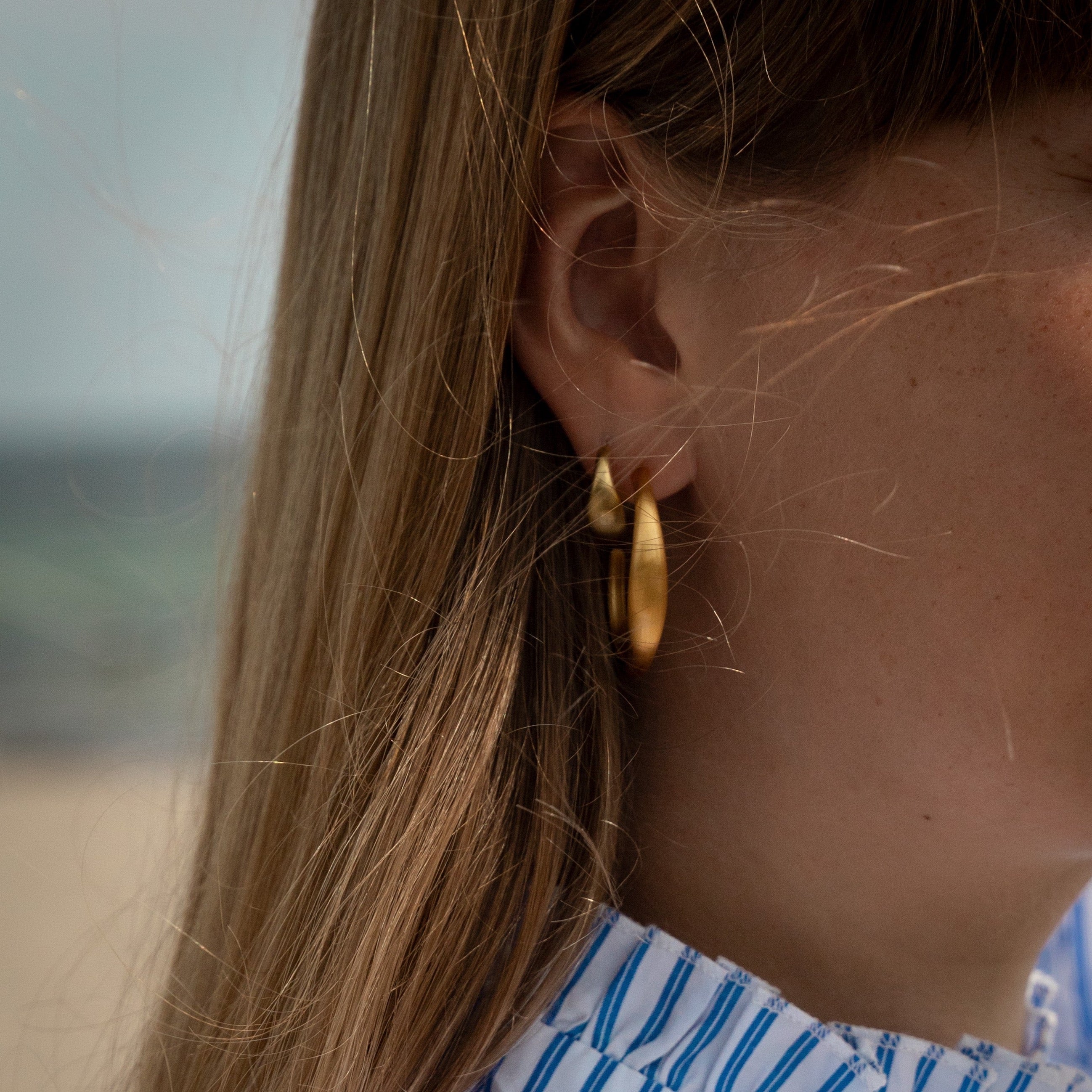 byBiehl Øreringe Ocean Flow Hoops Large forgyldt 4-4203-GP