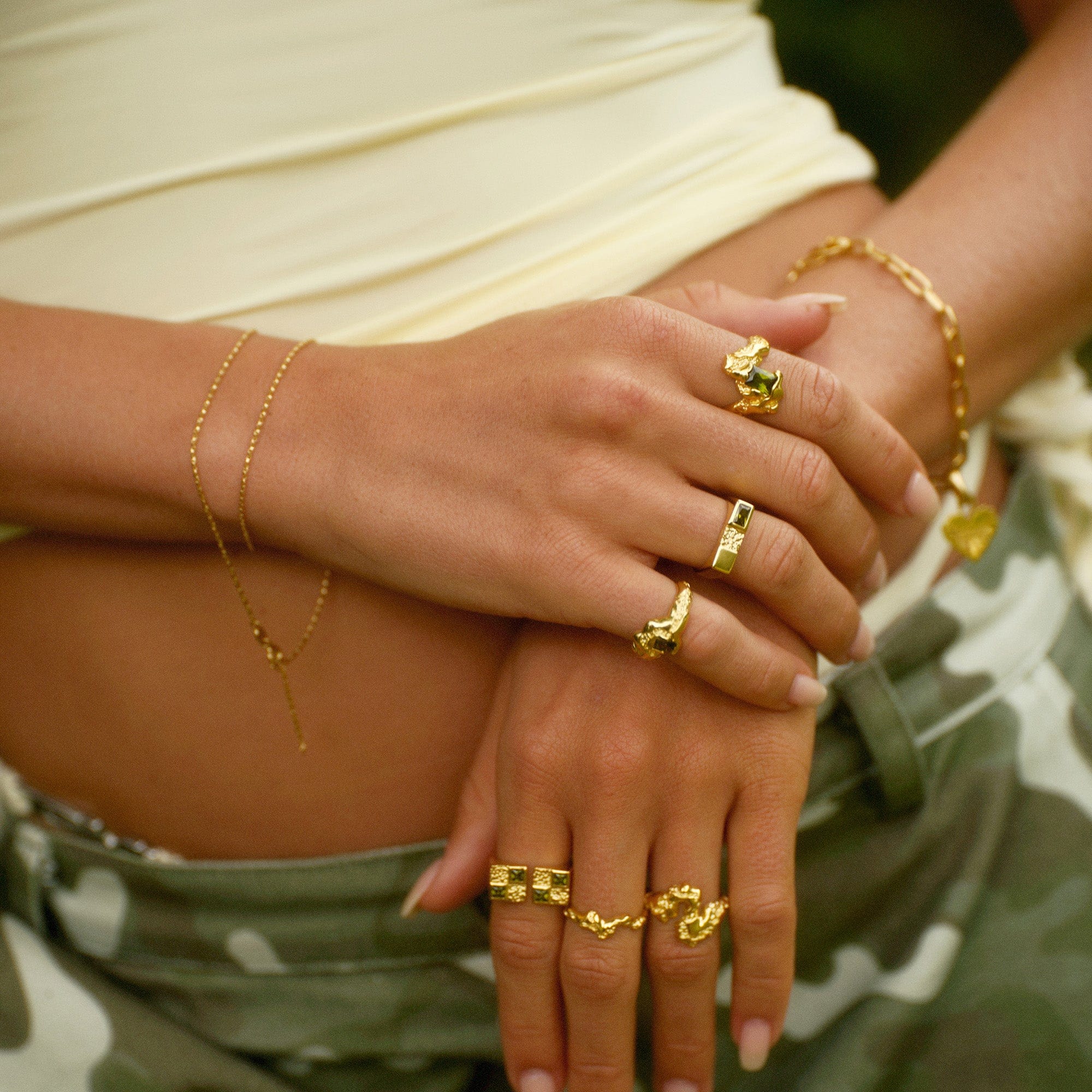 Camille Brinch Ringe Big Contrast Ring med grøn sten - forgyldt