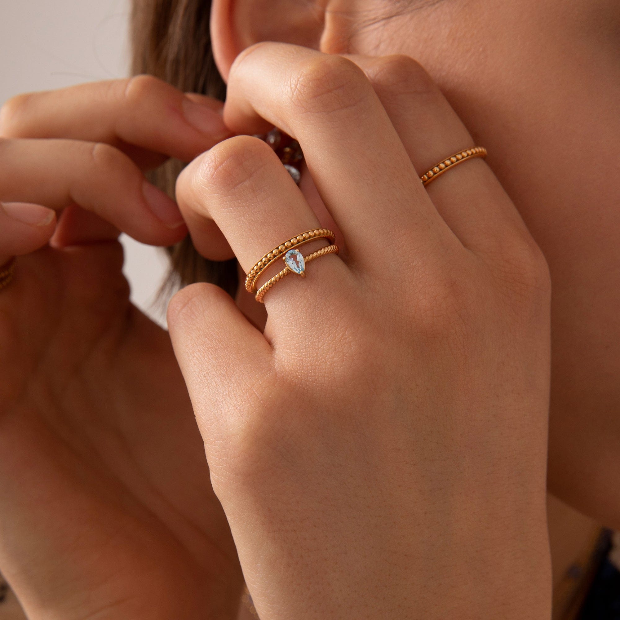 Carré Ringe Aqua ring med blå topas - forgyldt