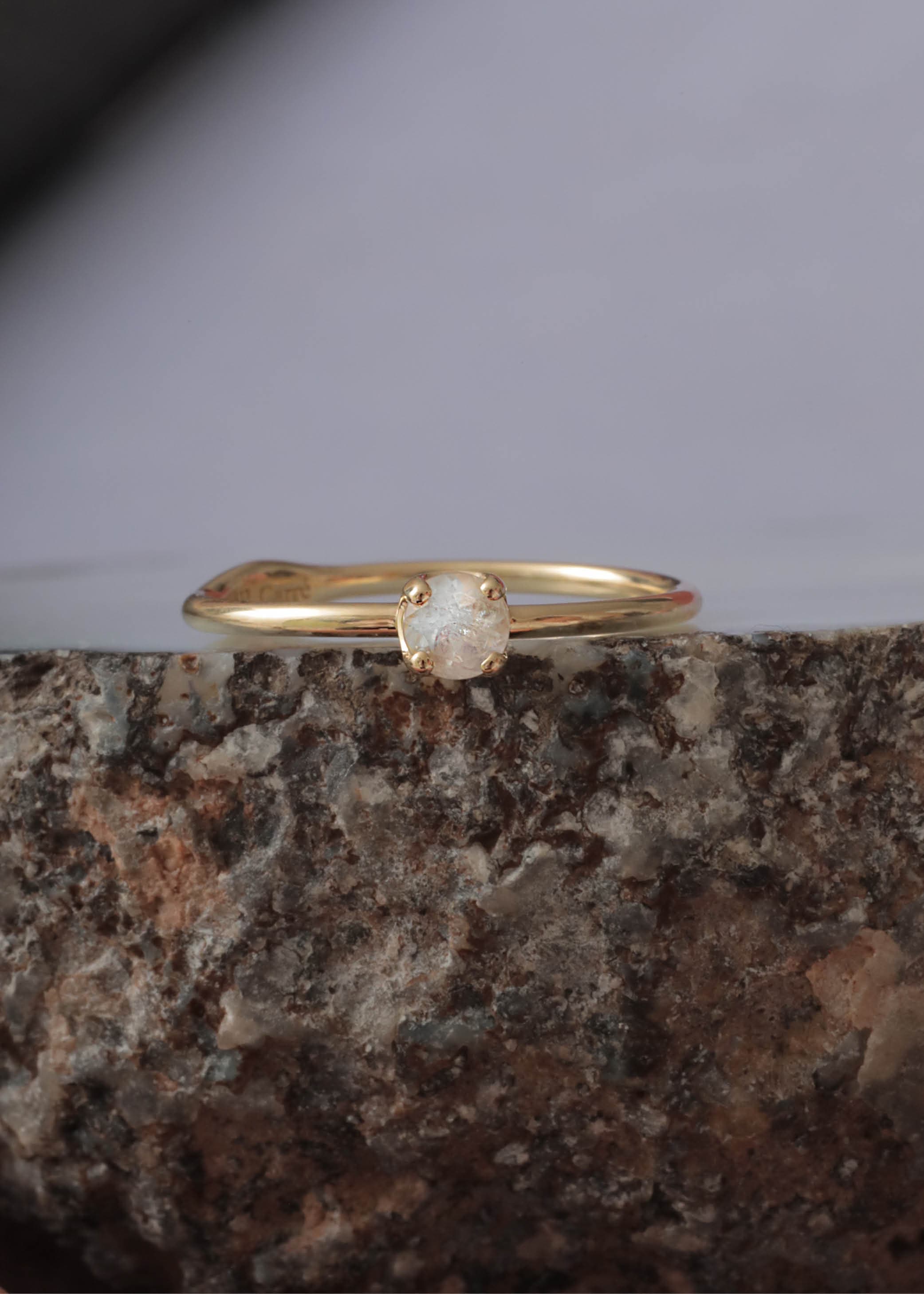 Carré Iris ring med regnbue månesten - 10 karat