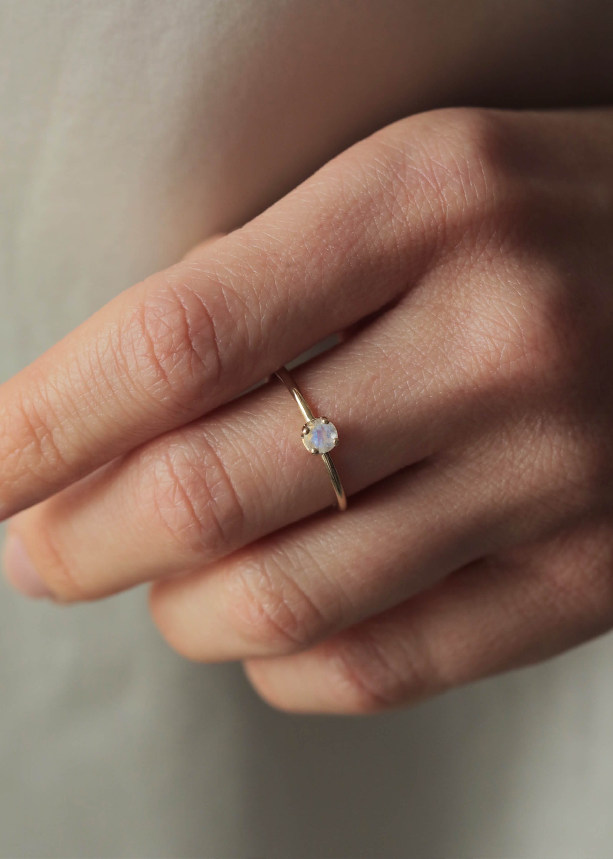 Carré Iris ring med regnbue månesten - 10 karat