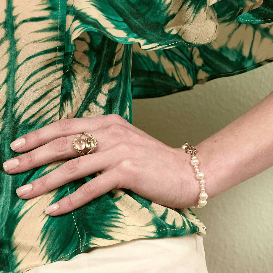 Carré Madeleine armbånd med ferskvandsperler - forgyldt FB 4667 BI 18cm