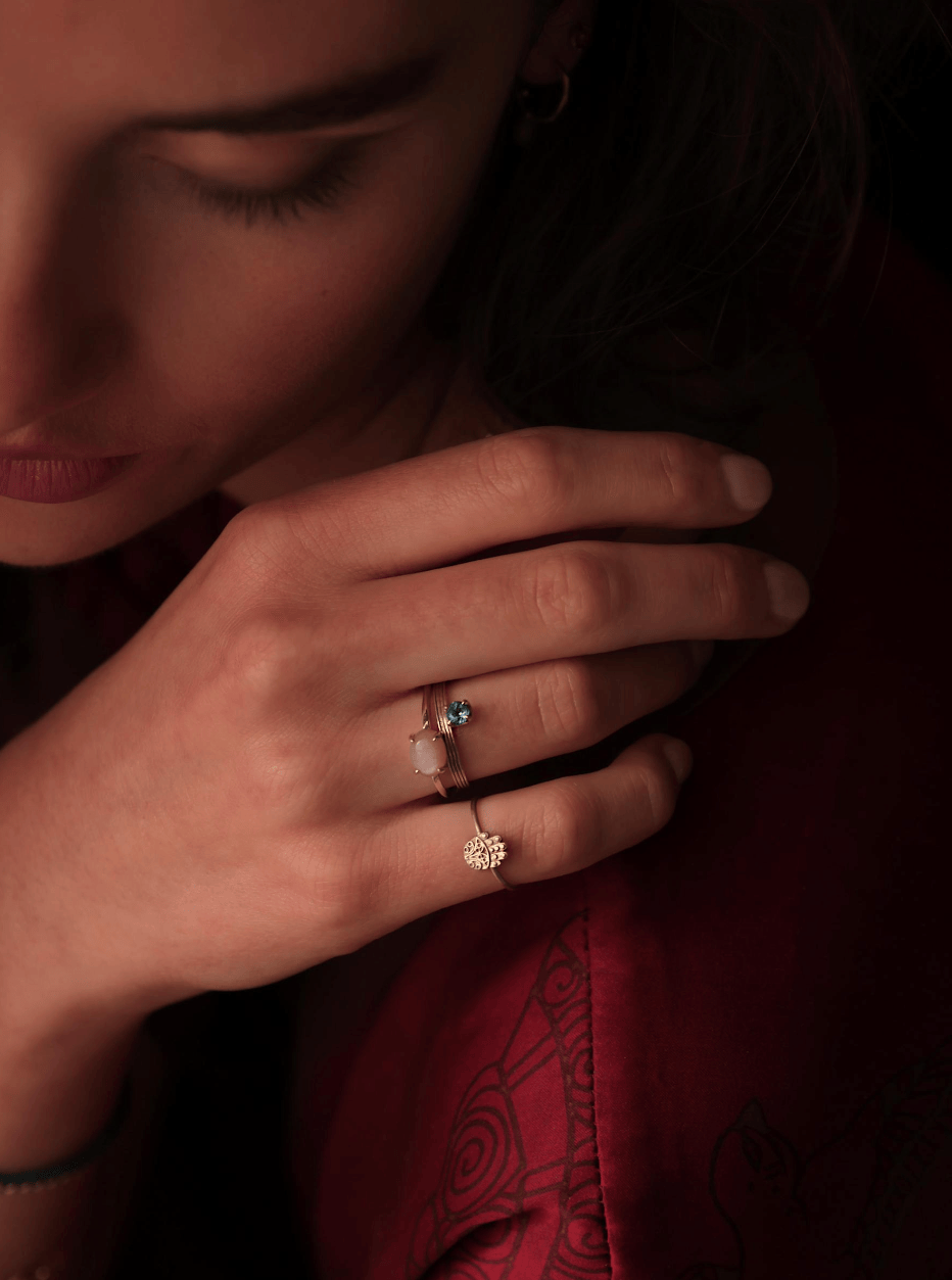 Carré Tournure ring med sand månesten - 10 karat