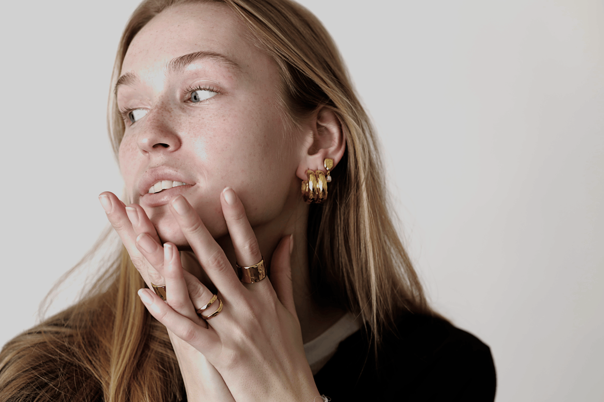 Jane Kønig Øreringe Big bruised heart hoop - forgyldt