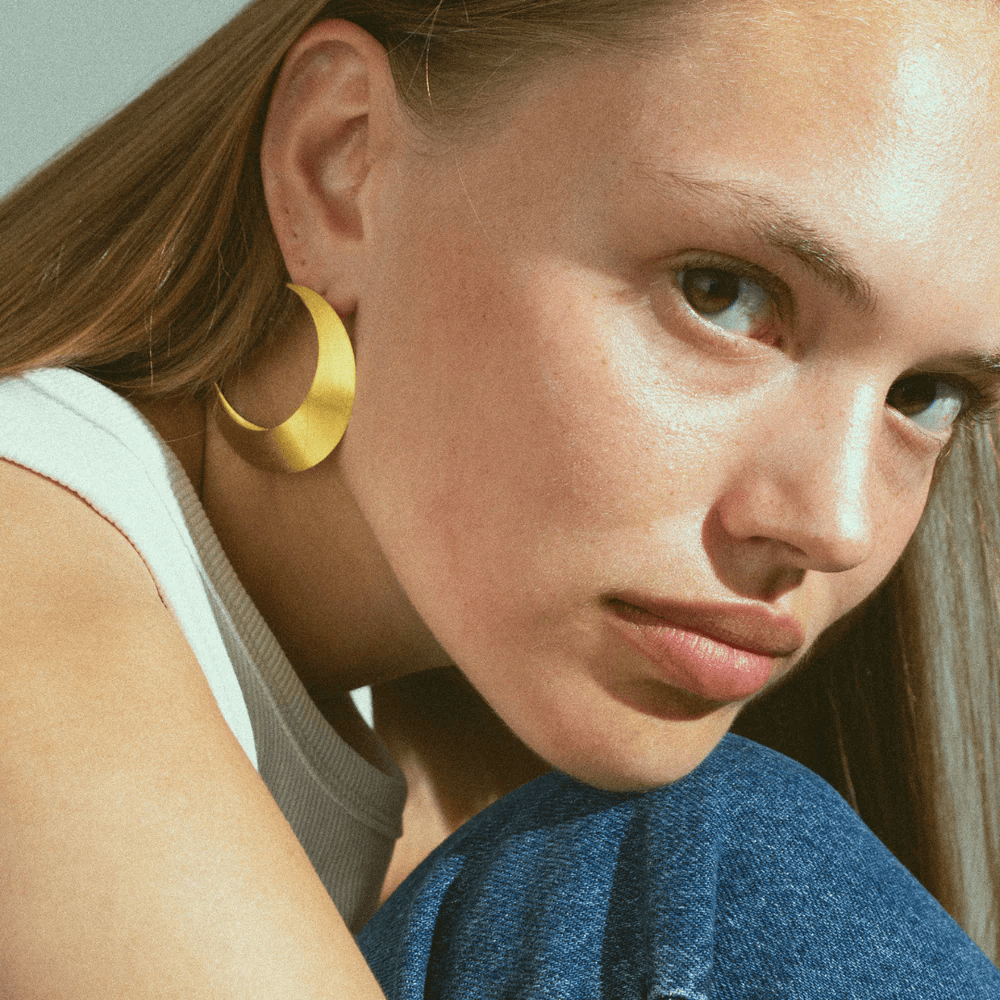 Jane Kønig Øreringe Big Half Moon ørestik - forgyldt