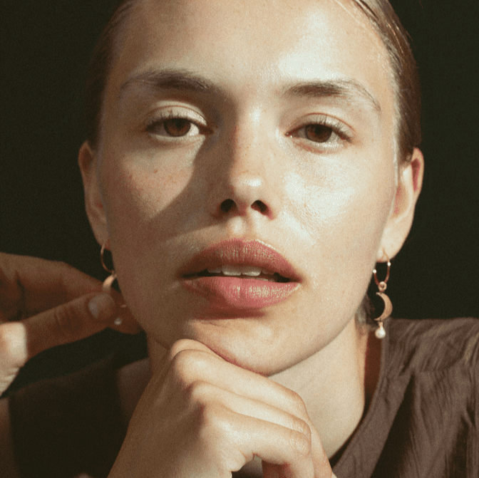 Jane Kønig Øreringe Half Moon creol med perle - forgyldt HMCP-XJK24-1-G