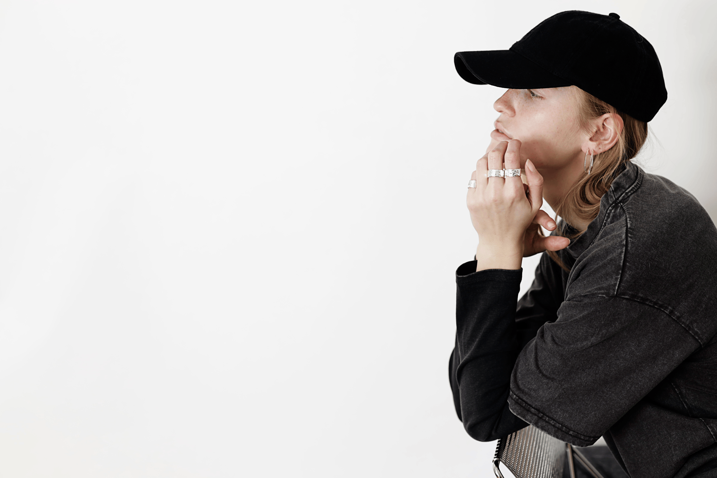 Jane Kønig Øreringe Reflection midi hoop ørering - forgyldt