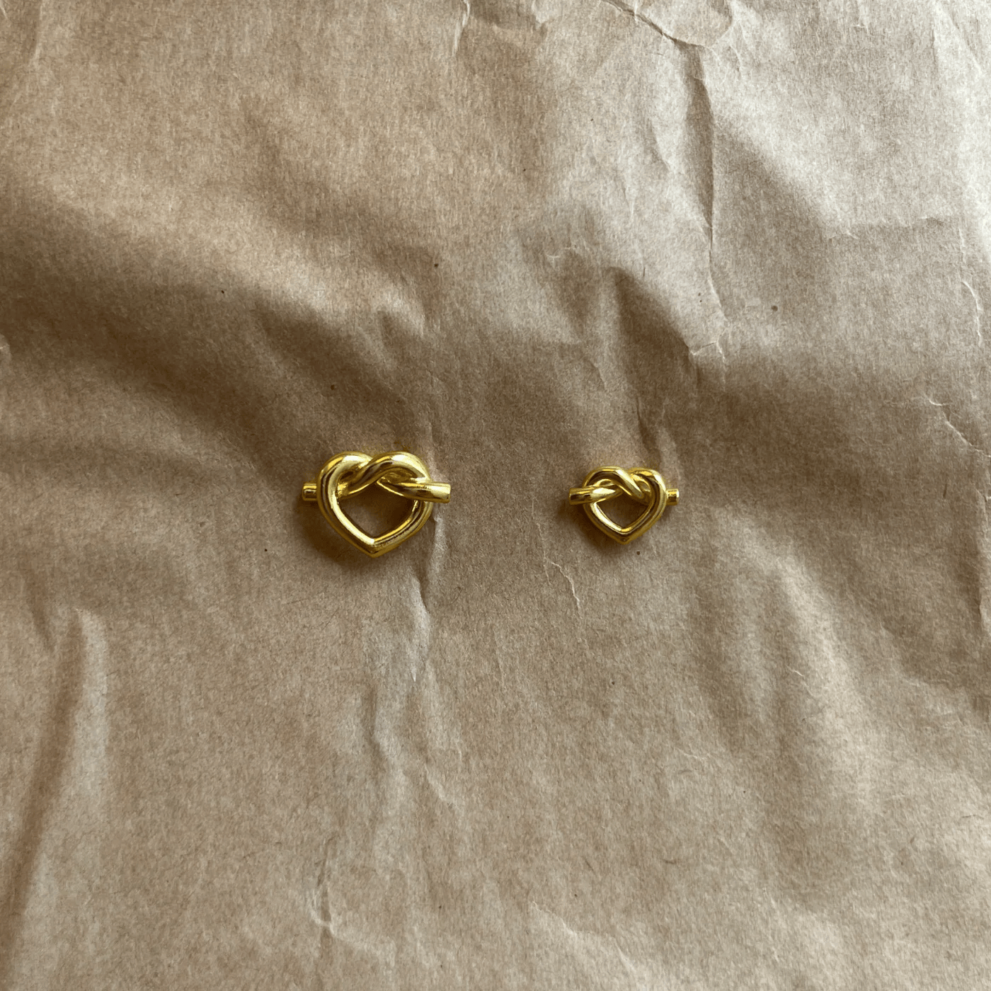 Jane Kønig Ørering Tied Heart Stud ørering - Forgyldt THS-AW25-G