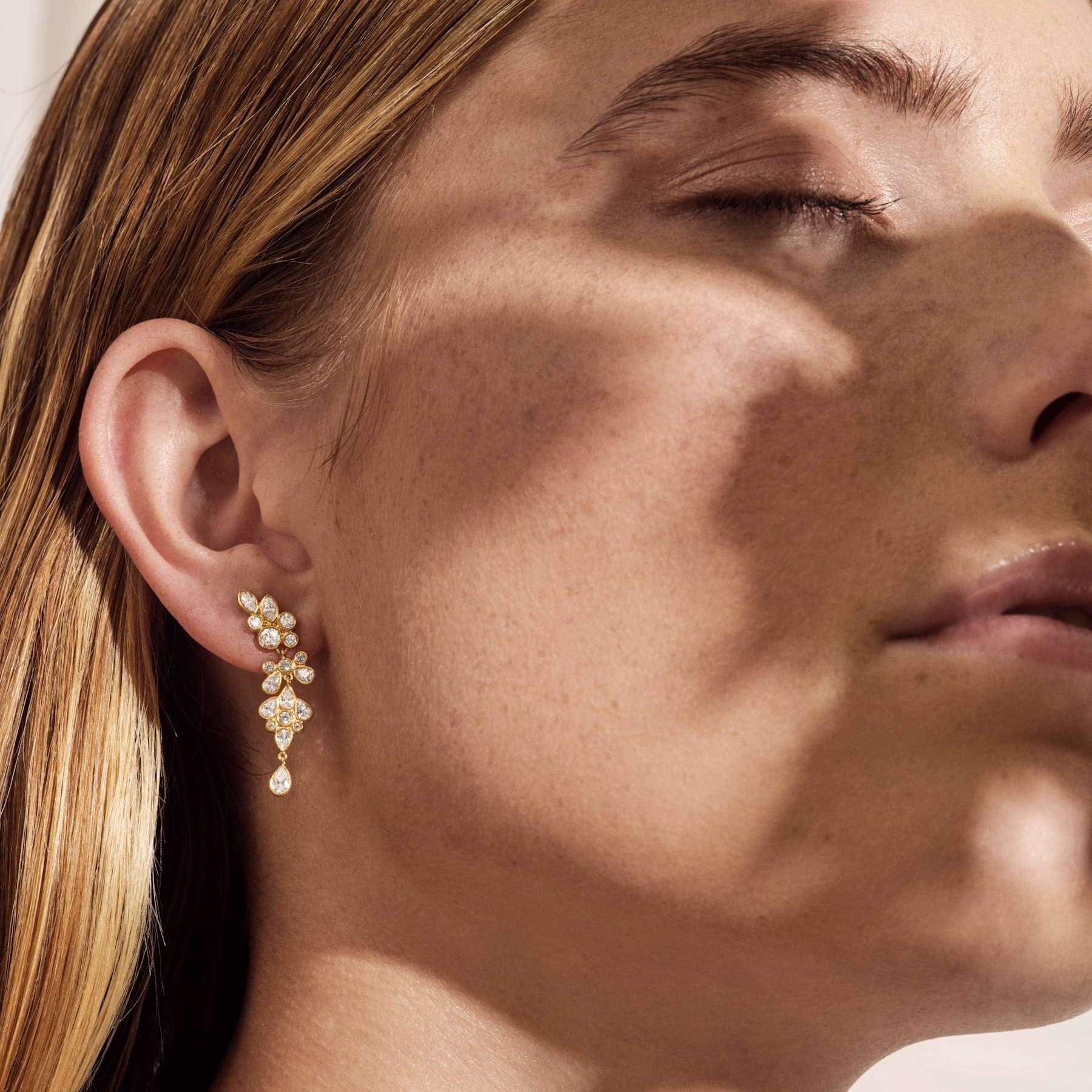 Julie Sandlau Øreringe White Wisteria Chandelier øreringe - forgyldt ST398GDCZ