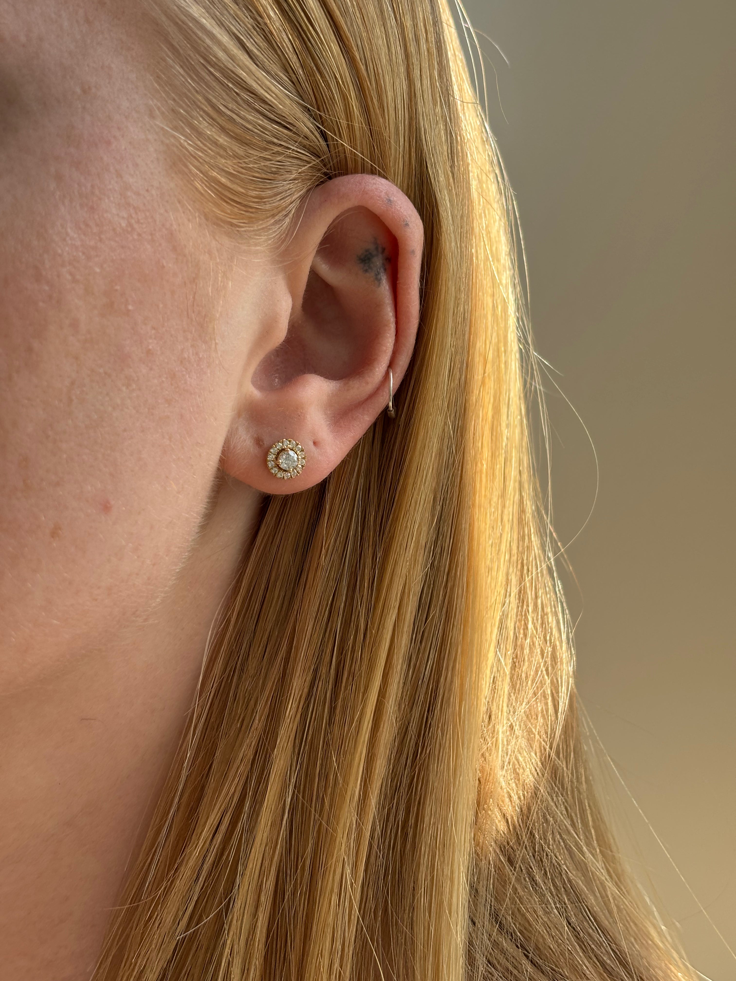 jwlry essentials Øreringe Stor rosette ørestikker 0,59 ct labgrown diamanter - 14 karat guld 01-511011