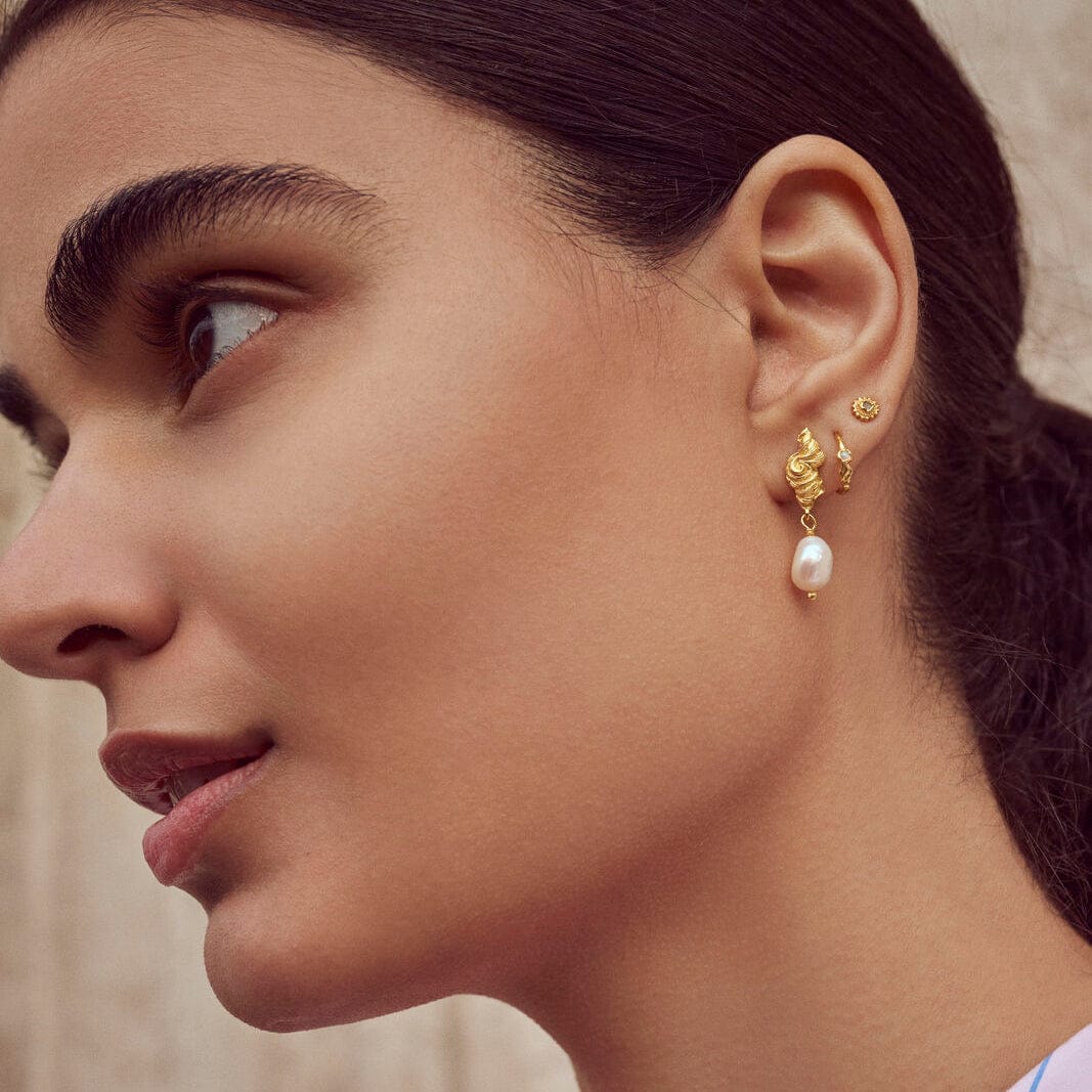 Maanesten Øreringe Frigg konkylieøreringe med perle - Forgyldt 9698a