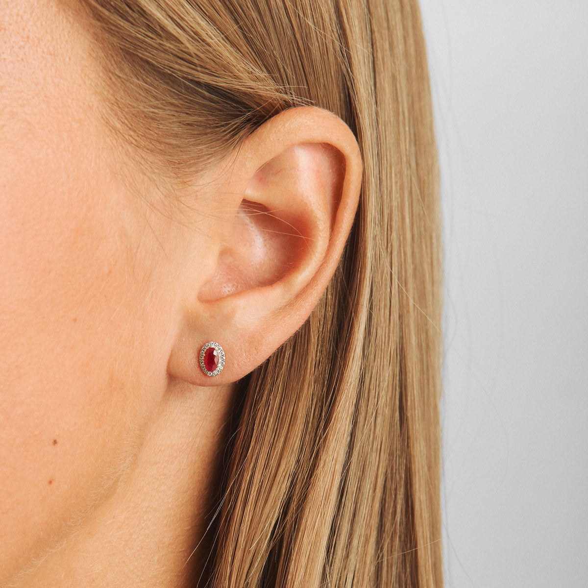 Mads Z Øreringe Scarlet Bloom ørestikker med 0.09 carat - 14 karat guld 1514079