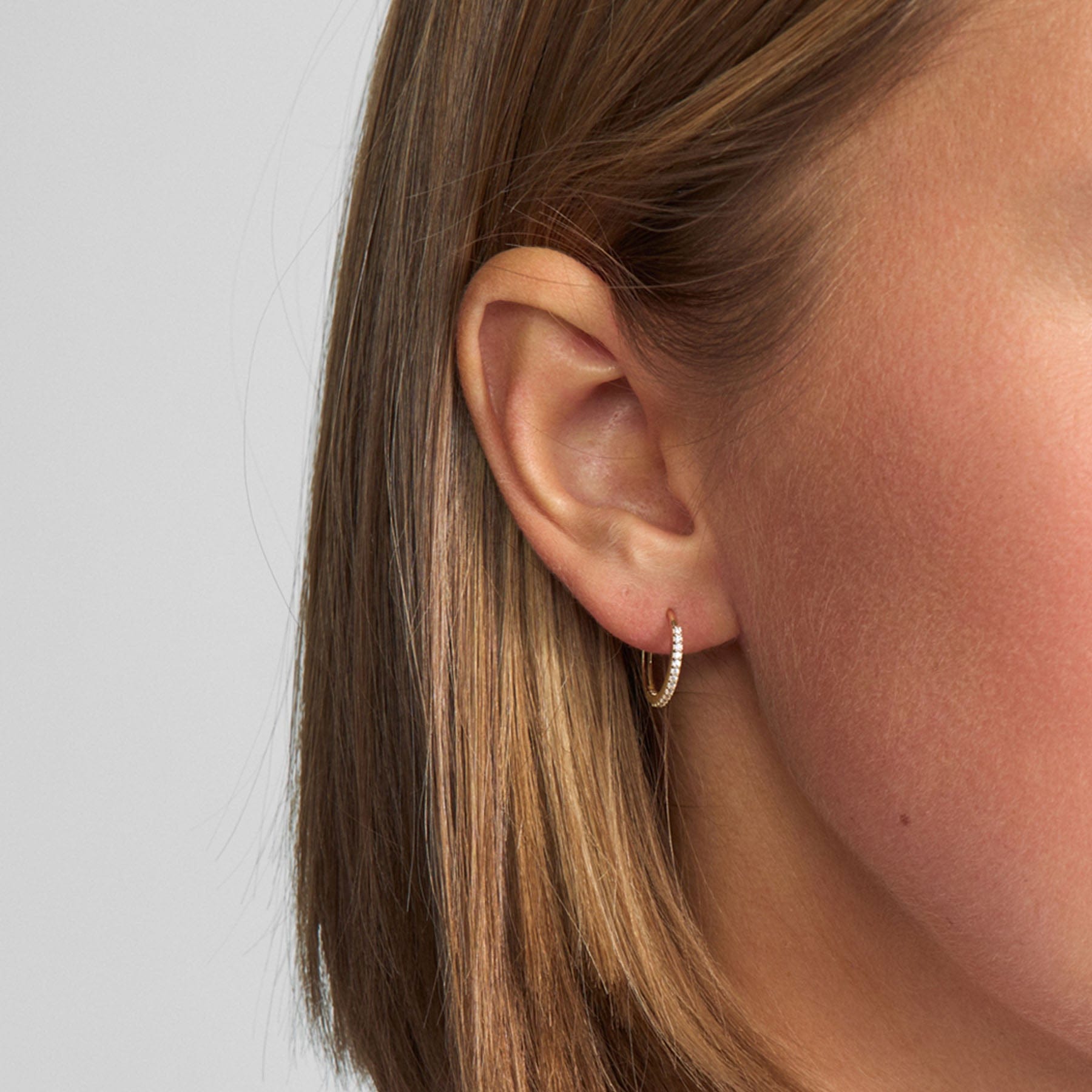 Mads Z Øreringe Sparkle hoops medium med zirkon - 8 Karat 3317167