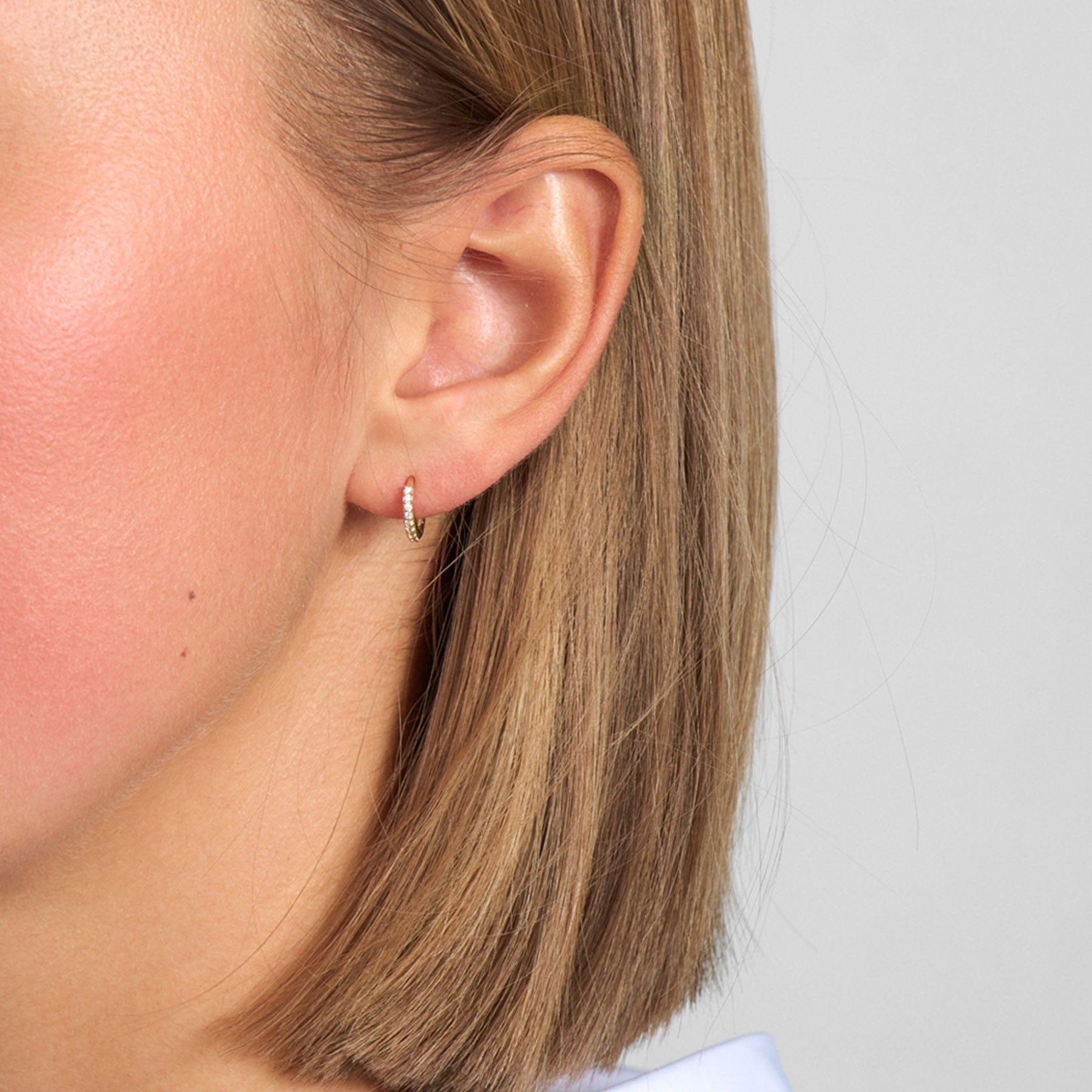 Mads Z Øreringe Sparkle hoops small med zirkon - 8 Karat 3317165