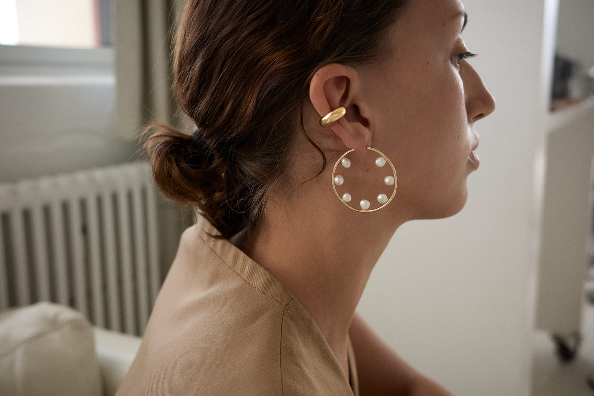 Maria Black Øreringe Baroque Neo 40 hoop - forgyldt messing