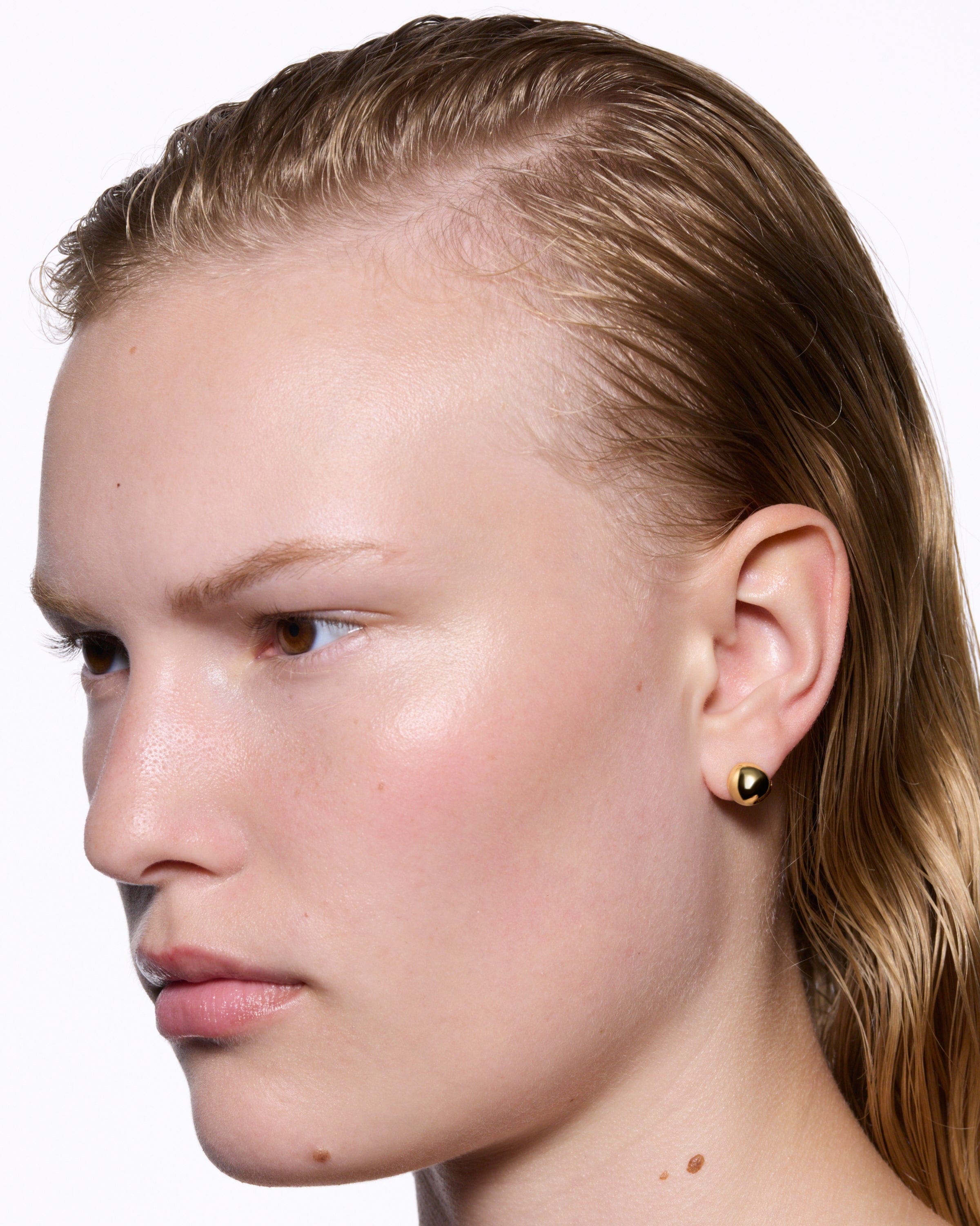 Maria Black Øreringe Flynn huggie ørering - forgyldt