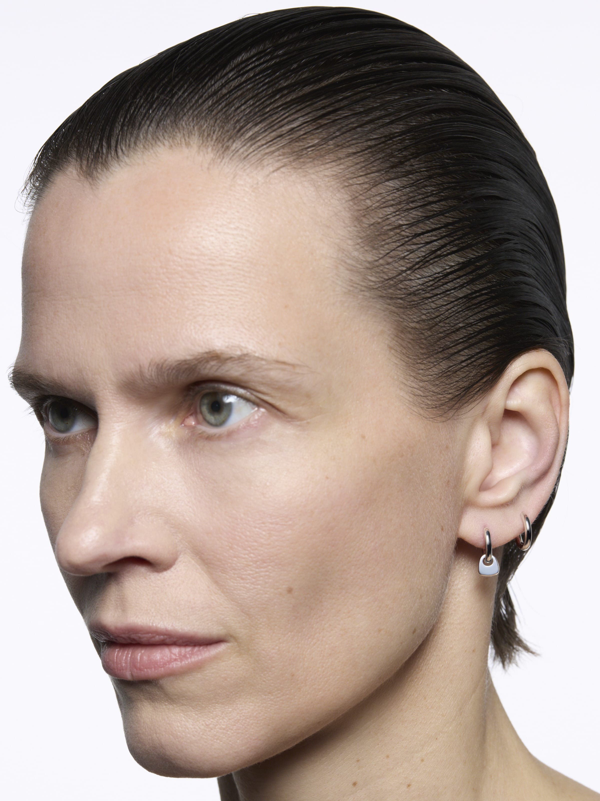 Maria Black Øreringe Tote Mini Huggie - Sølv
