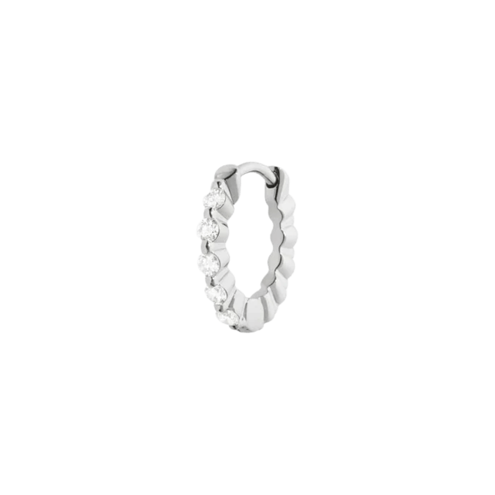 Maria Black Øreringe True Romance 10 huggie med labgrown diamanter - 14K hvidguld