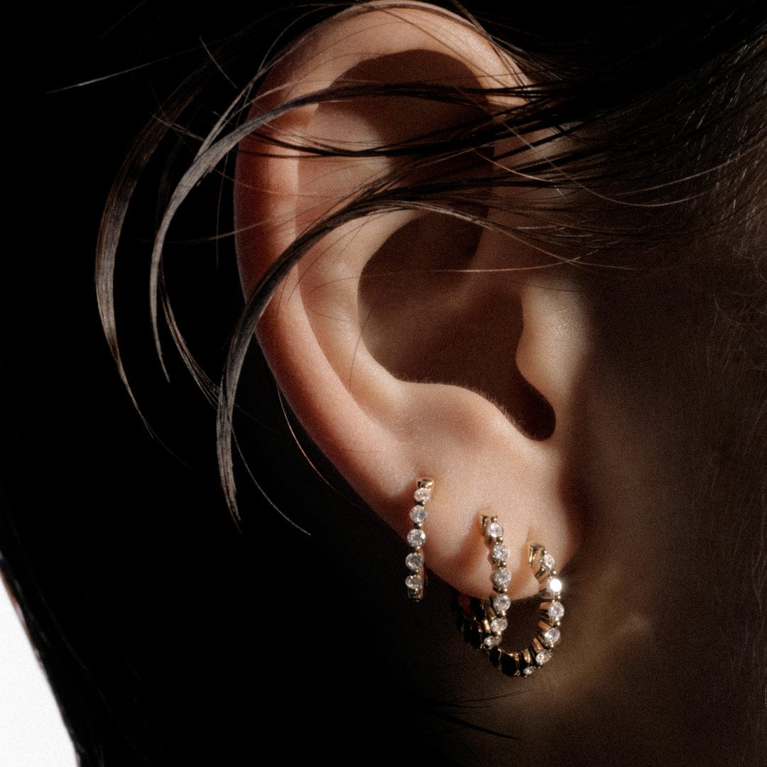 Maria Black Øreringe True Romance 10 huggie med labgrown diamanter - 14K hvidguld